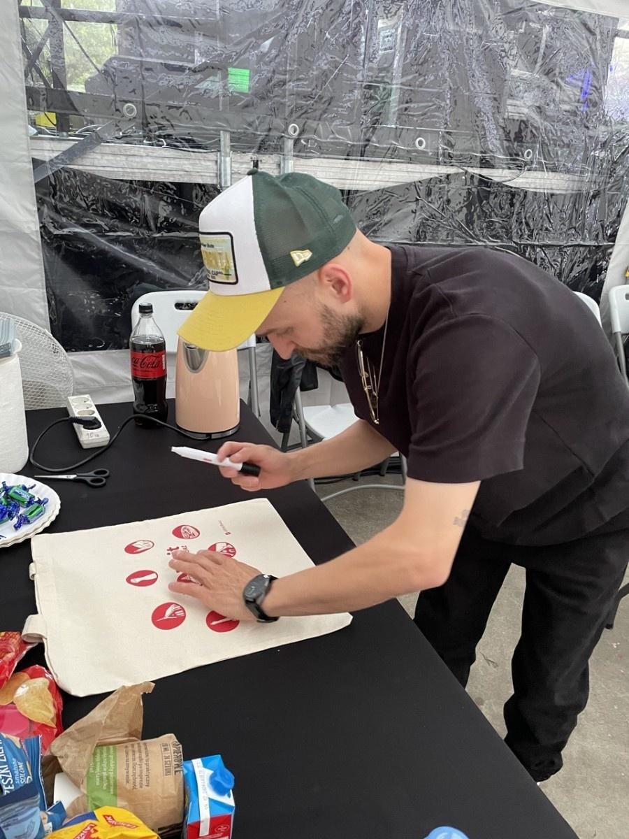 Zdjęcie w galerii na portalu naszraciborz.pl: 33. Finał WOŚP. Miasto Racibórz przekazało do licytacji torby z autografami gwiazd wiadomości z regionu