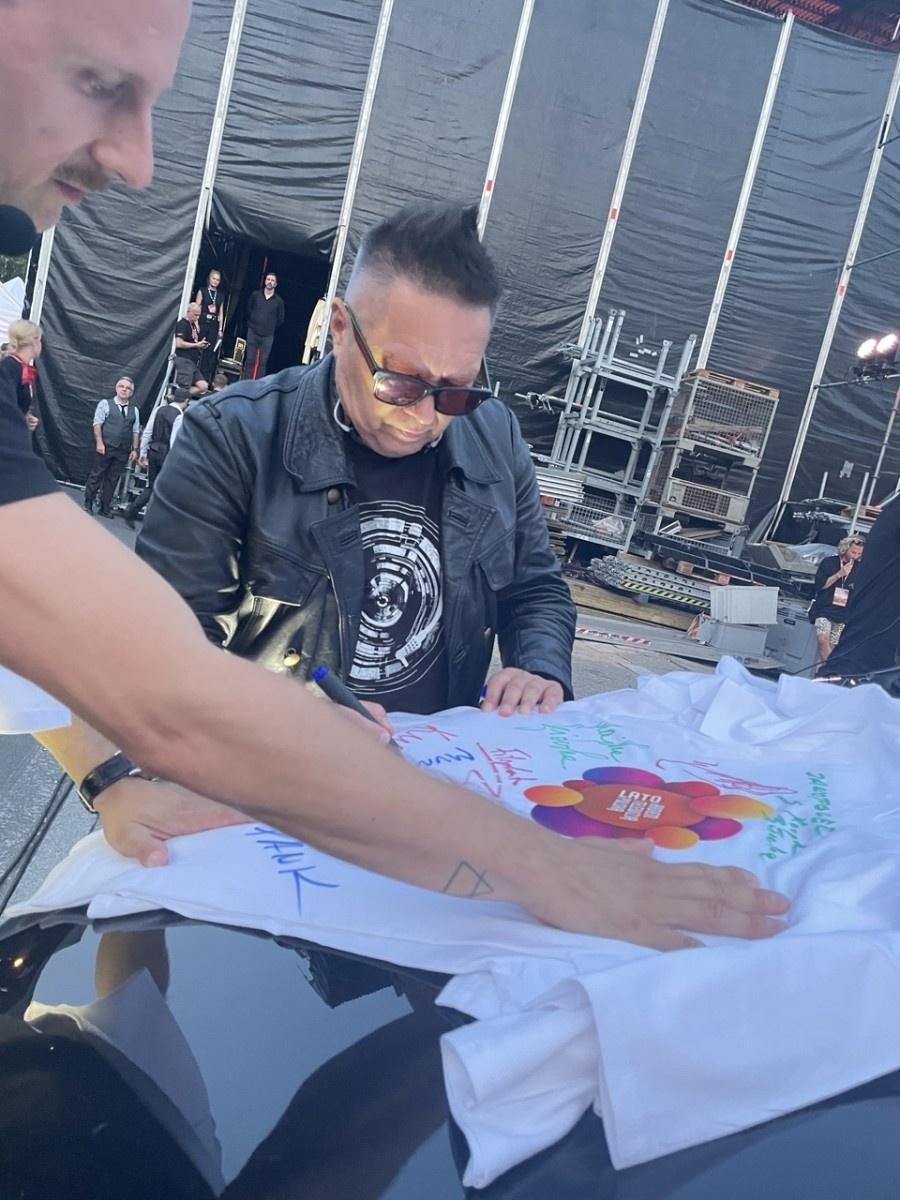 Zdjęcie w galerii na portalu naszraciborz.pl: 33. Finał WOŚP. Miasto Racibórz przekazało do licytacji torby z autografami gwiazd wiadomości z regionu