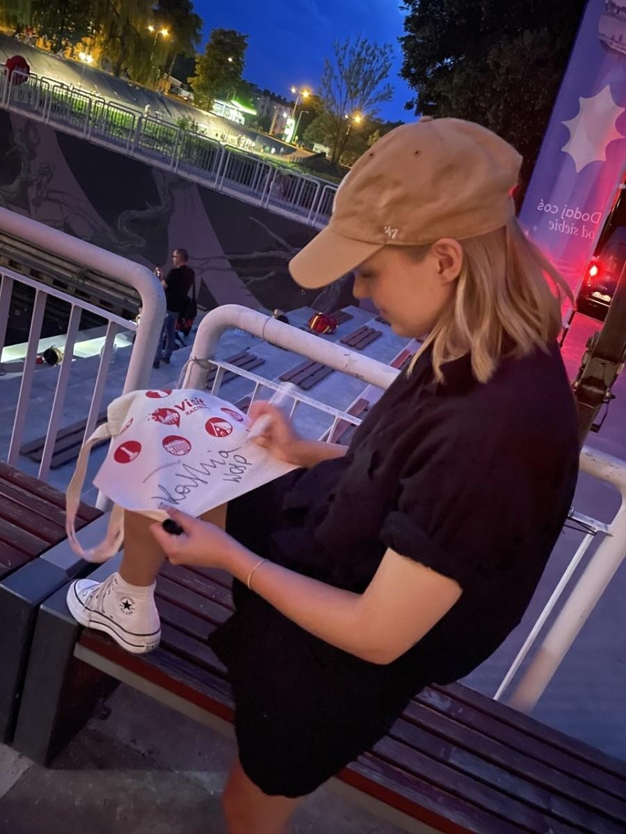 Zdjęcie w galerii na portalu naszraciborz.pl: 33. Finał WOŚP. Miasto Racibórz przekazało do licytacji torby z autografami gwiazd wiadomości z regionu