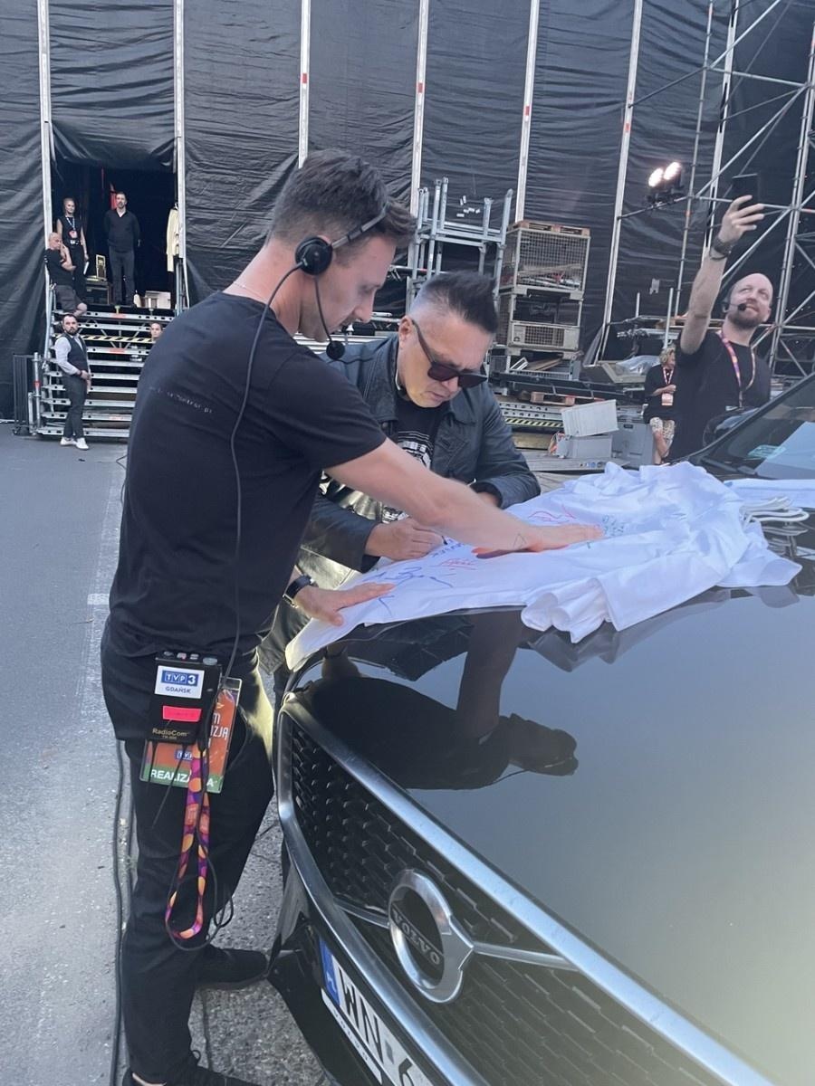 Zdjęcie w galerii na portalu naszraciborz.pl: 33. Finał WOŚP. Miasto Racibórz przekazało do licytacji torby z autografami gwiazd wiadomości z regionu