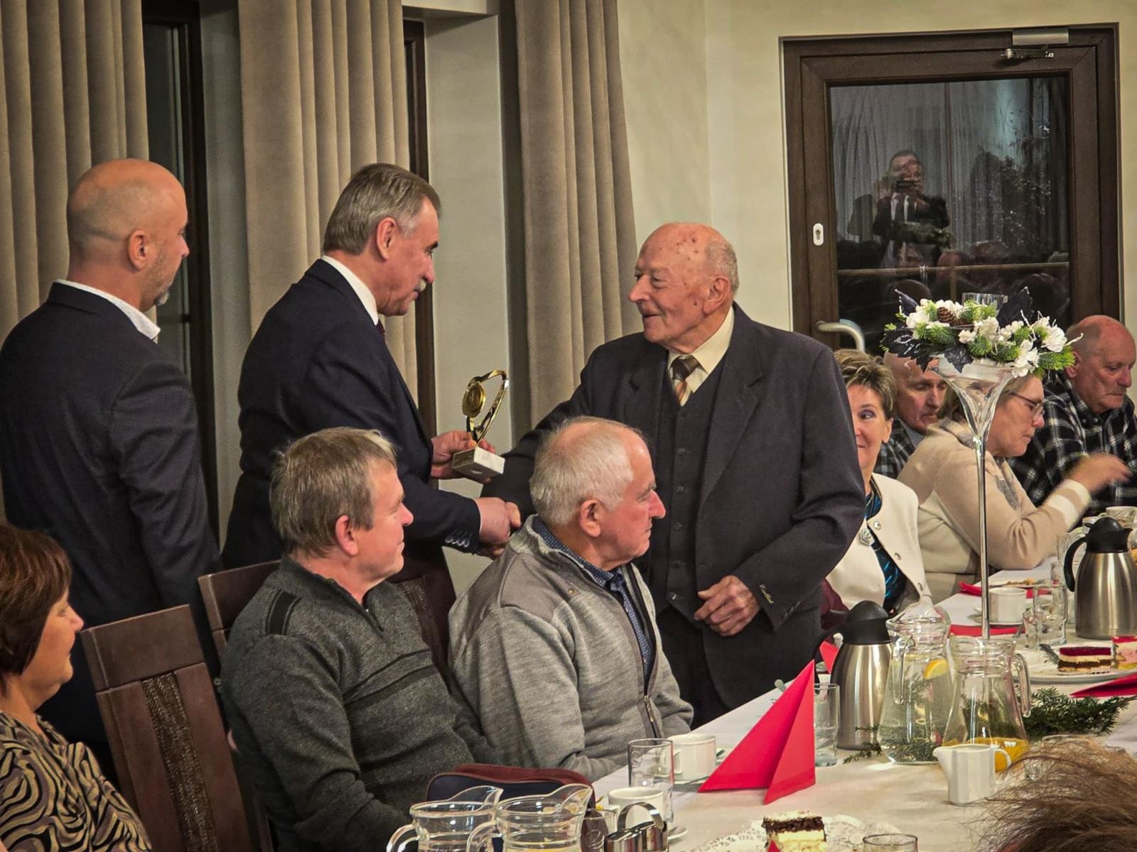 Zdjęcie w galerii na portalu naszraciborz.pl: Pszczelarze z gminy Krzyżanowice świętowali 70-lecie swojego koła wiadomości z regionu