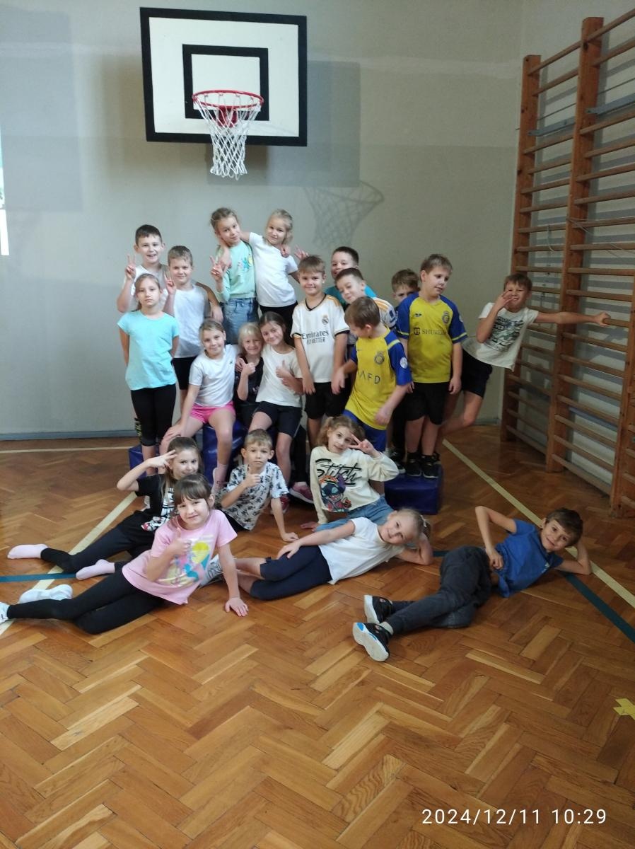 Zdjęcie w galerii na portalu naszraciborz.pl: Integracyjny wf w Tworkowie – świąteczna misja 2024 wiadomości z regionu