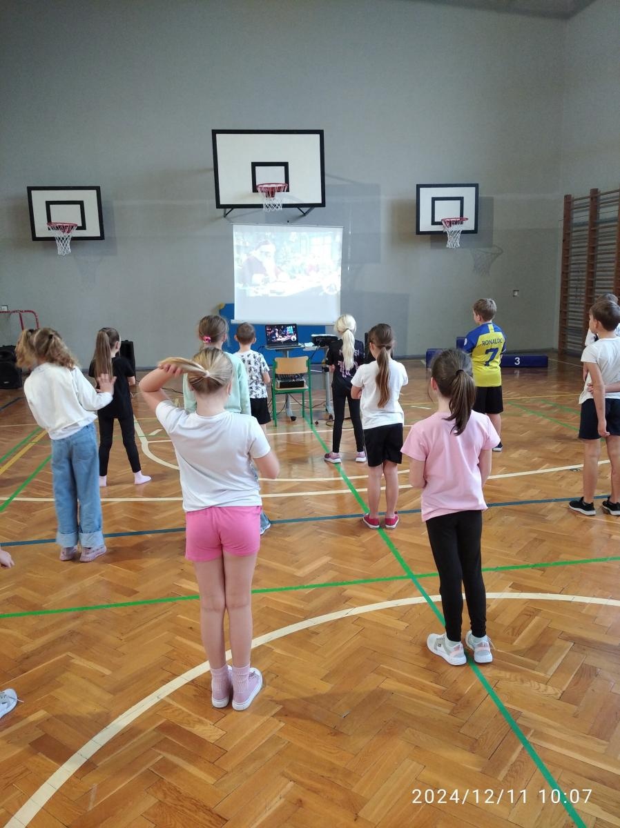 Zdjęcie w galerii na portalu naszraciborz.pl: Integracyjny wf w Tworkowie – świąteczna misja 2024 wiadomości z regionu