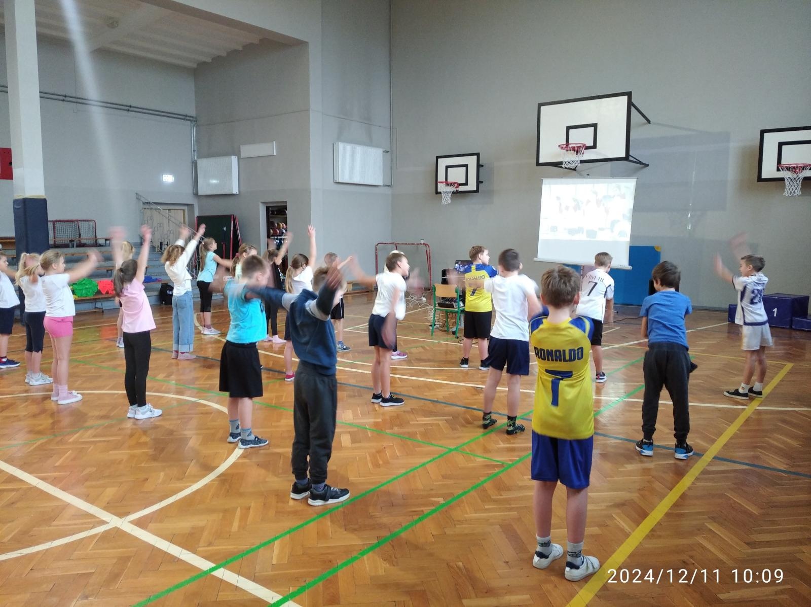 Zdjęcie w galerii na portalu naszraciborz.pl: Integracyjny wf w Tworkowie – świąteczna misja 2024 wiadomości z regionu