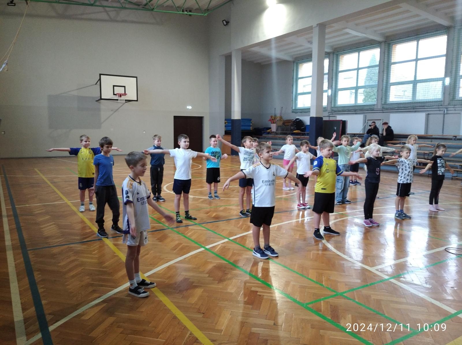 Zdjęcie w galerii na portalu naszraciborz.pl: Integracyjny wf w Tworkowie – świąteczna misja 2024 wiadomości z regionu