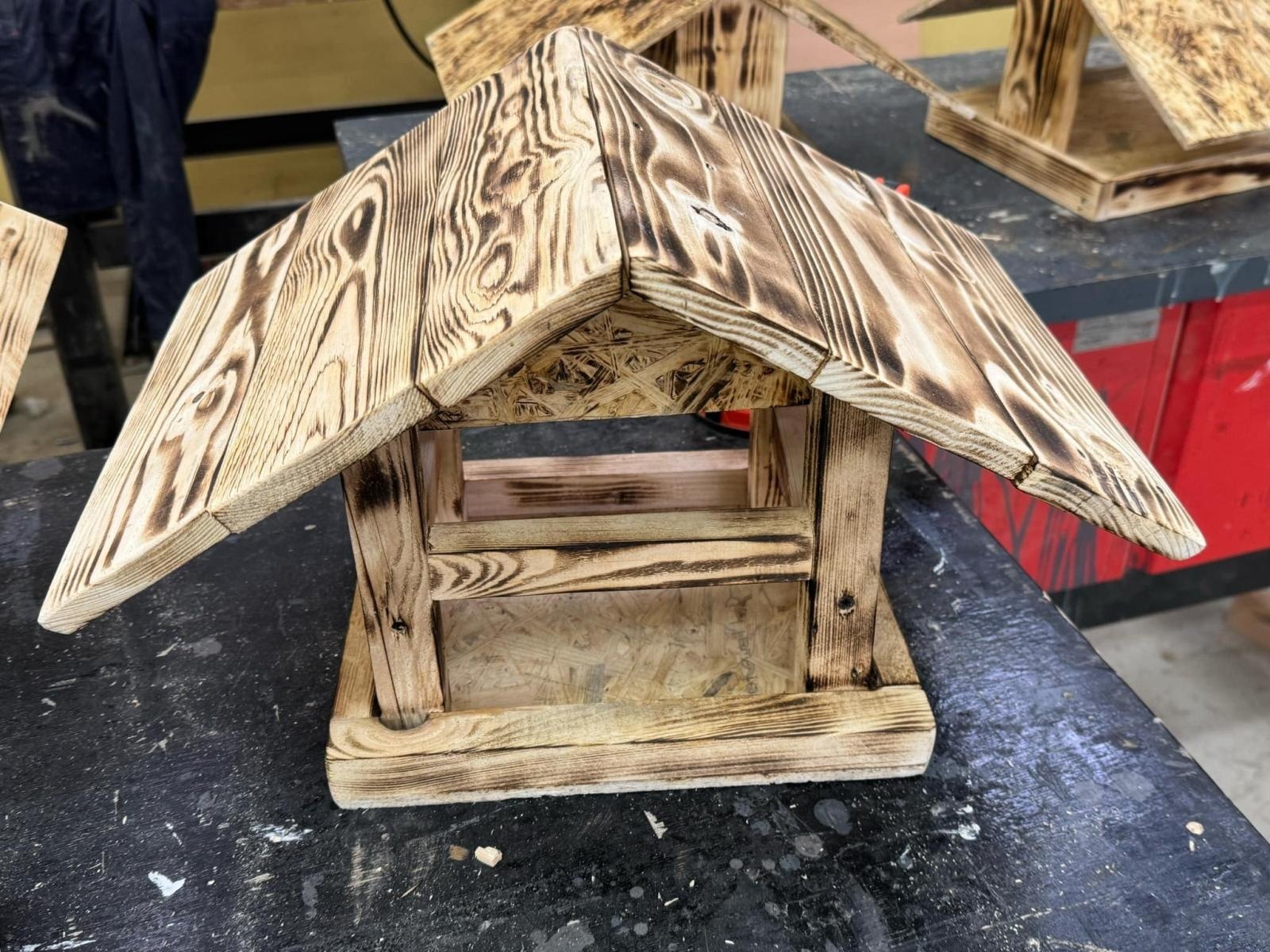 Zdjęcie w galerii na portalu naszraciborz.pl: Wychowankowie poprawczaka przygotowali karmniki dla ptaków wiadomości z regionu