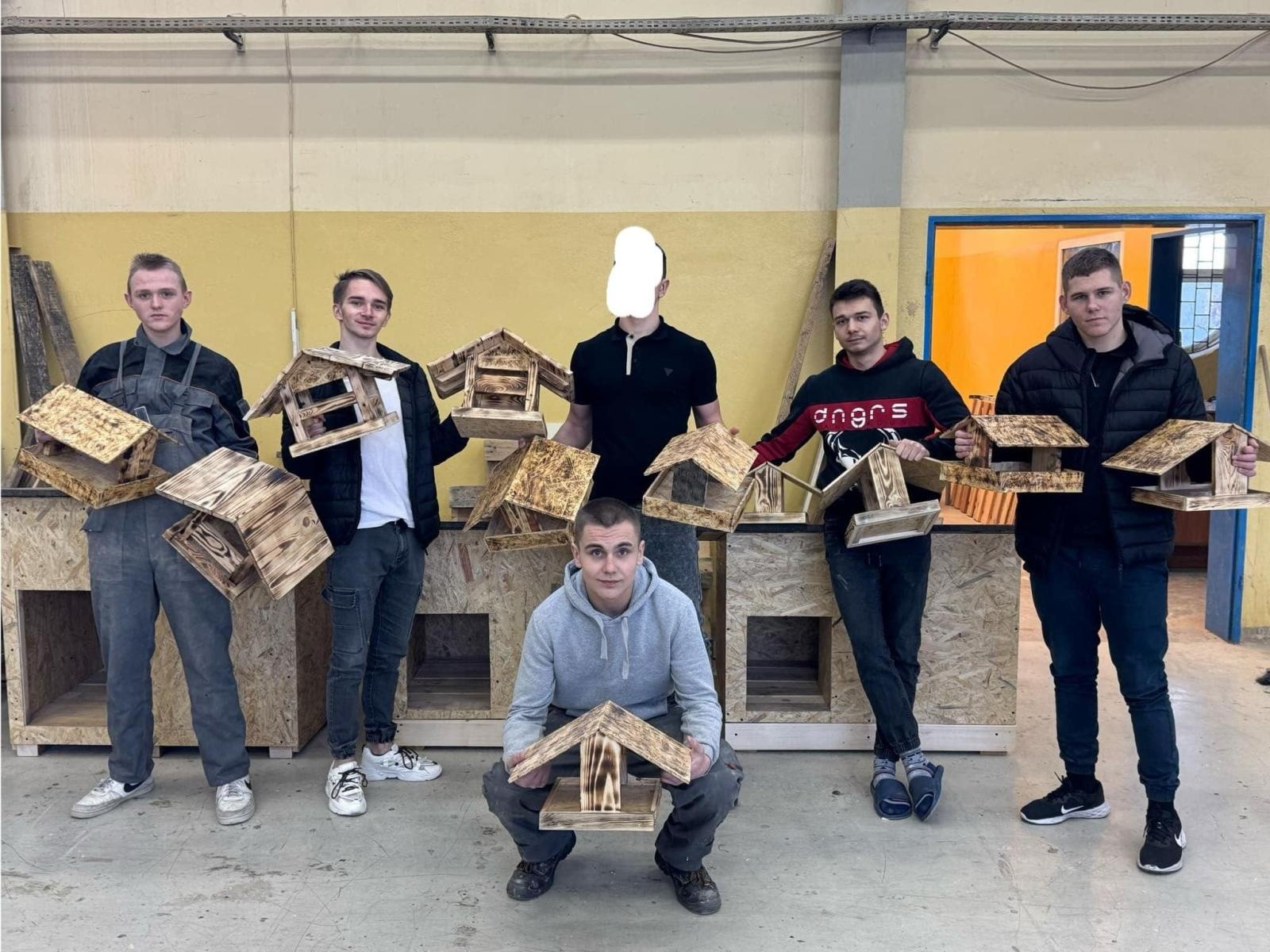 Zdjęcie w galerii na portalu naszraciborz.pl: Wychowankowie poprawczaka przygotowali karmniki dla ptaków wiadomości z regionu