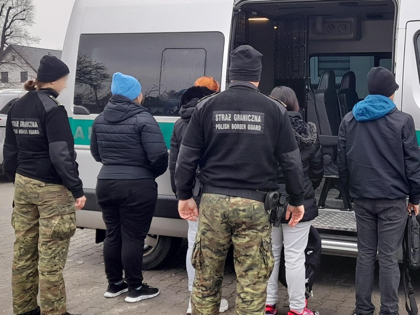 Zdjęcie w galerii na portalu naszraciborz.pl: Mieli zwiedzać Hiszpanię, a pracowali w Polsce wiadomości z regionu