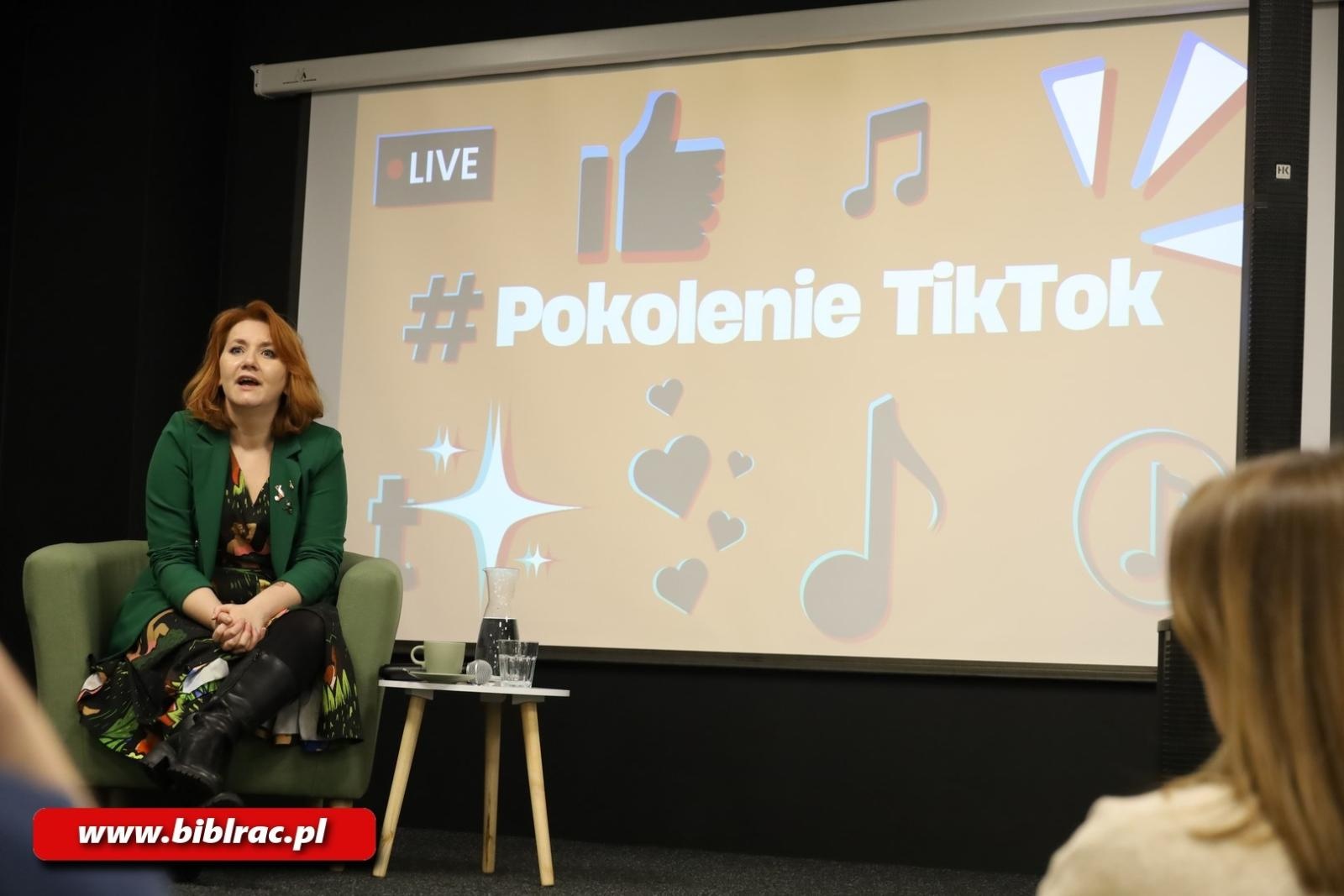 Zdjęcie w galerii na portalu naszraciborz.pl: Sylwia Czubkowska o ciemnych stronach Tik Toka na Stacji Młodych wiadomości z regionu