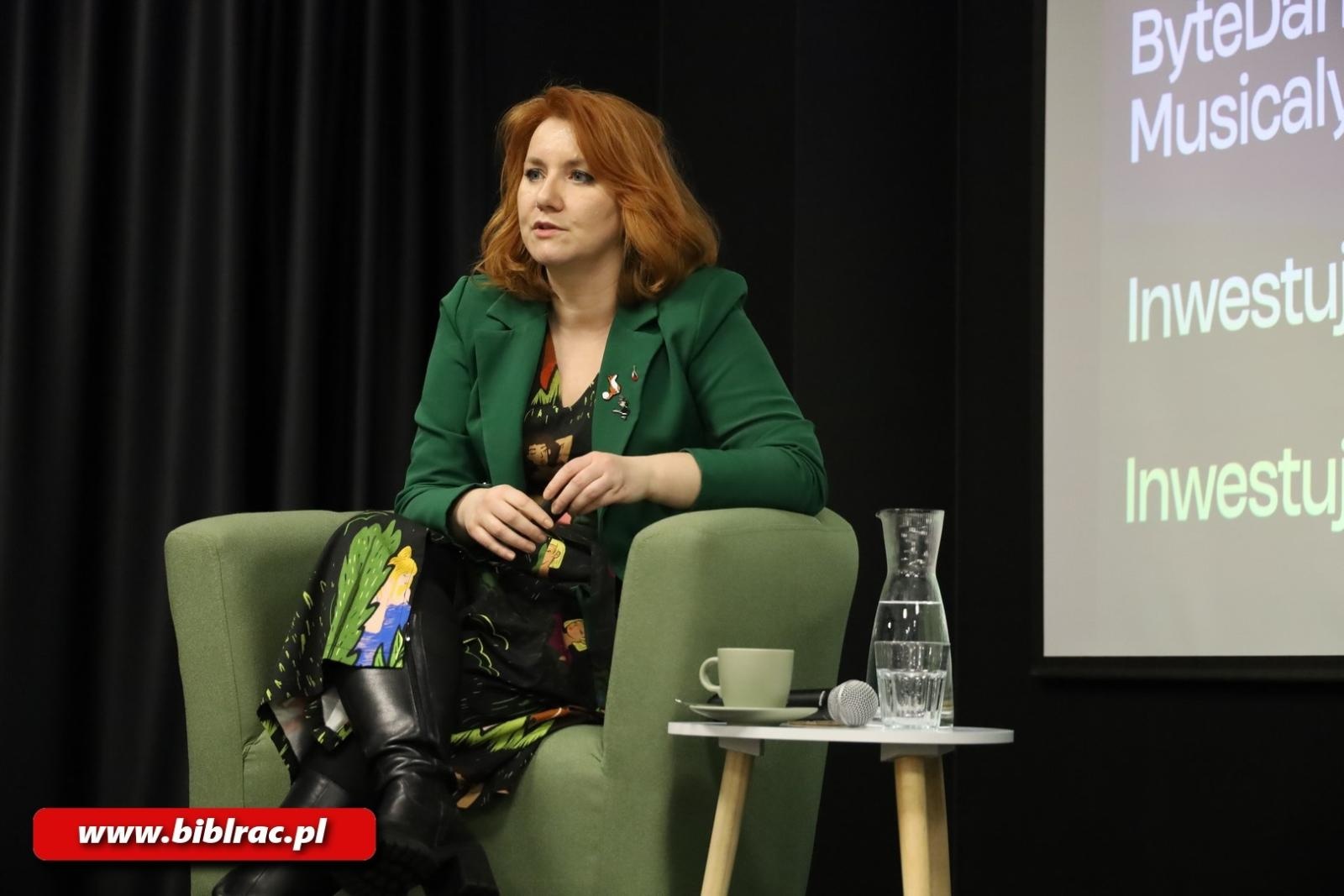 Zdjęcie w galerii na portalu naszraciborz.pl: Sylwia Czubkowska o ciemnych stronach Tik Toka na Stacji Młodych wiadomości z regionu