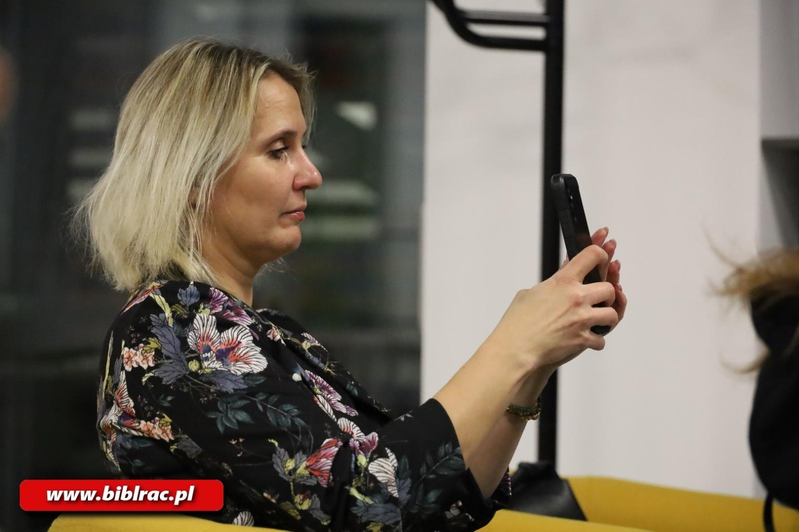 Zdjęcie w galerii na portalu naszraciborz.pl: Sylwia Czubkowska o ciemnych stronach Tik Toka na Stacji Młodych wiadomości z regionu