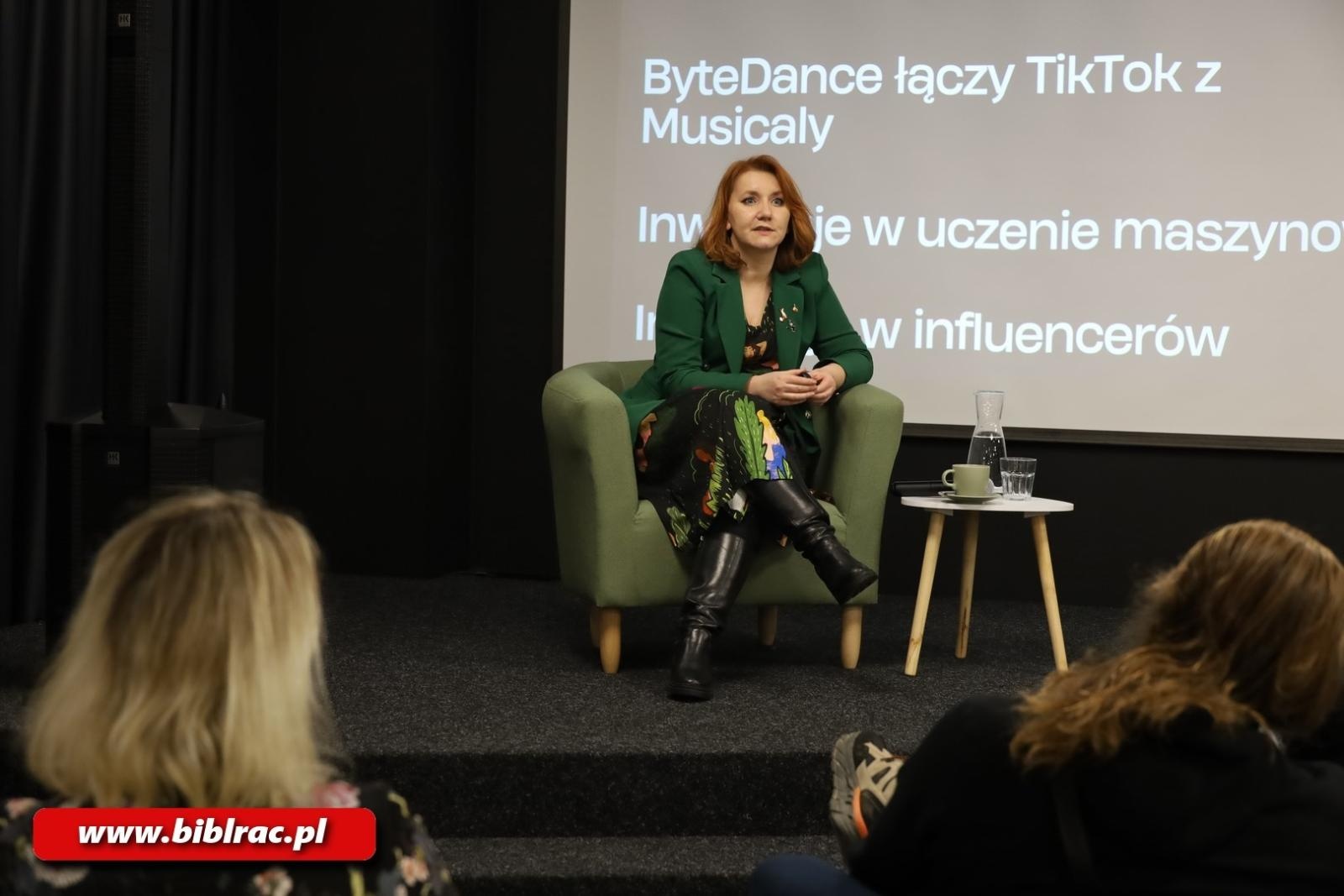 Zdjęcie w galerii na portalu naszraciborz.pl: Sylwia Czubkowska o ciemnych stronach Tik Toka na Stacji Młodych wiadomości z regionu