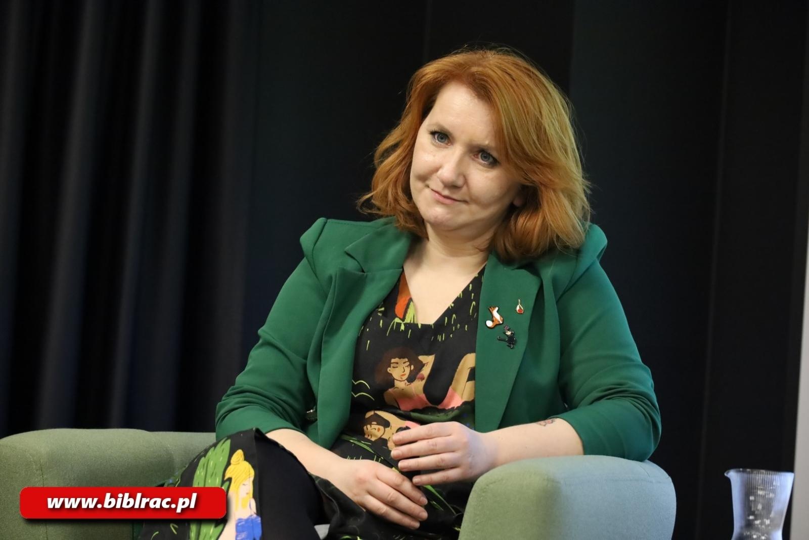 Zdjęcie w galerii na portalu naszraciborz.pl: Sylwia Czubkowska o ciemnych stronach Tik Toka na Stacji Młodych wiadomości z regionu