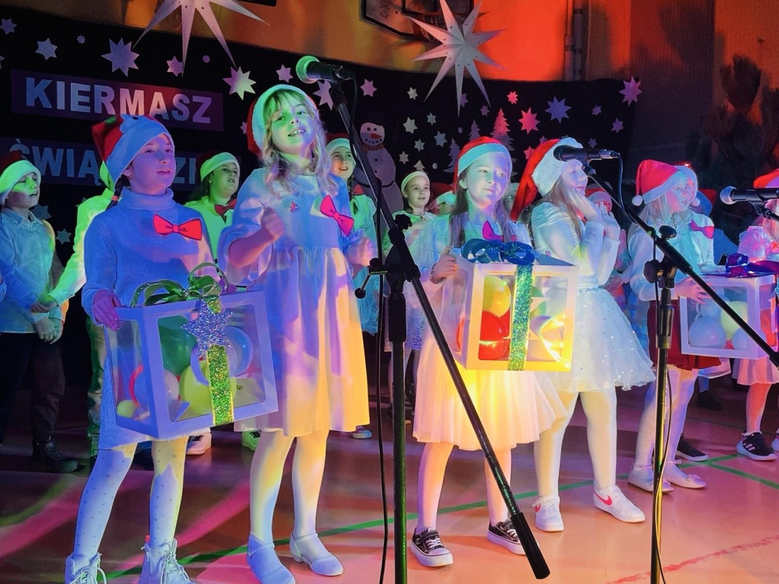 Zdjęcie w galerii na portalu naszraciborz.pl: Świąteczna magia w SP nr 13 [FOTO] wiadomości z regionu