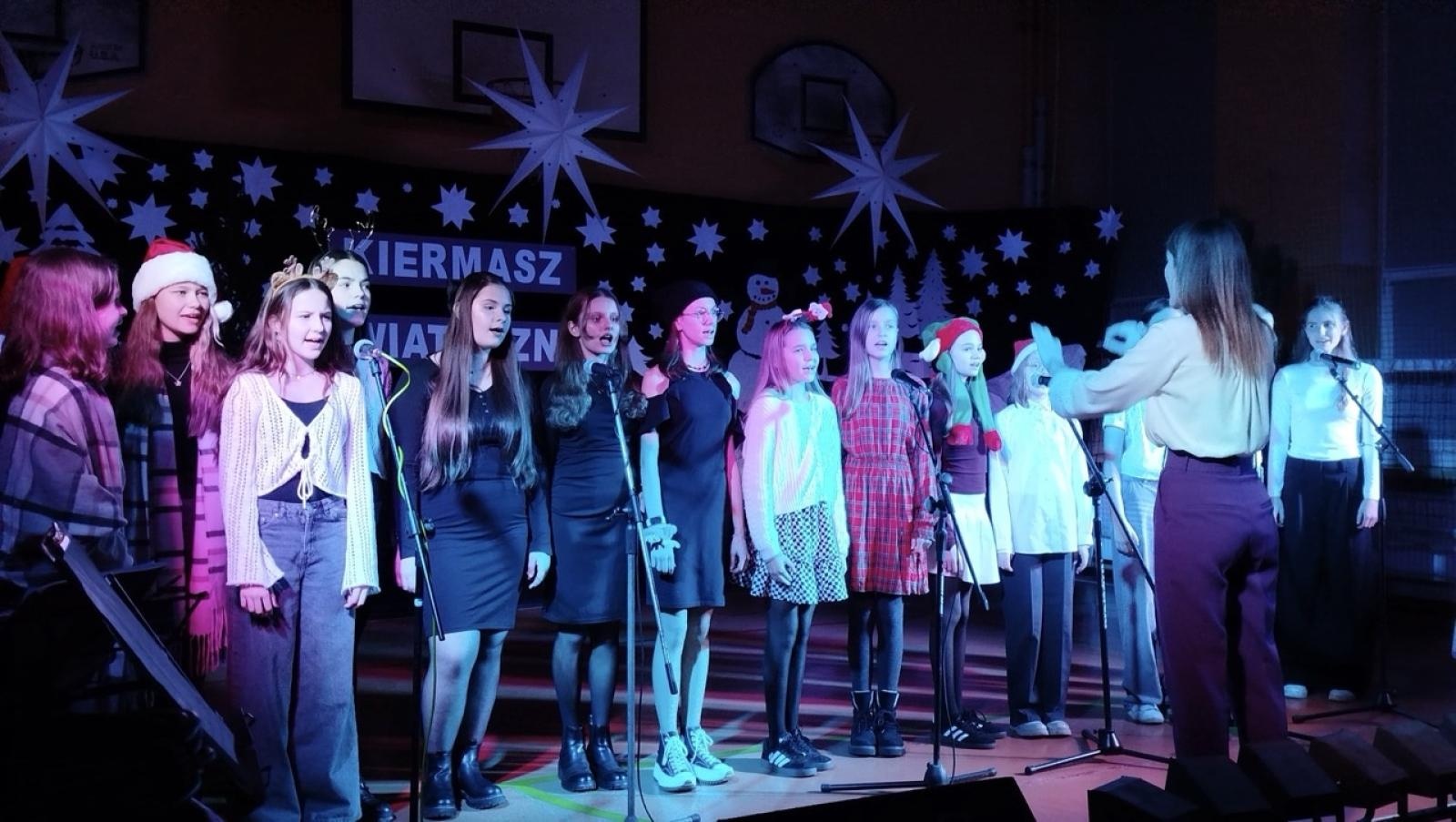 Zdjęcie w galerii na portalu naszraciborz.pl: Świąteczna magia w SP nr 13 [FOTO] wiadomości z regionu