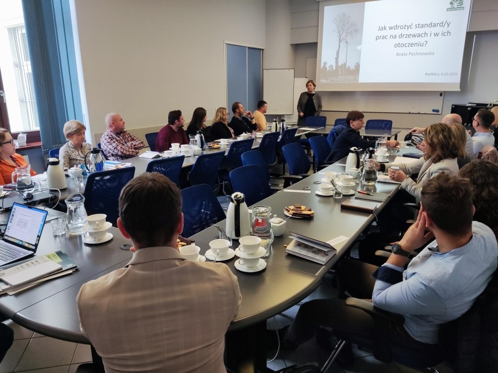 Zdjęcie w galerii na portalu naszraciborz.pl: Standardy ochrony drzew i zieleni miejskiej w procesach inwestycyjnych - szkolenie w ratuszu wiadomości z regionu