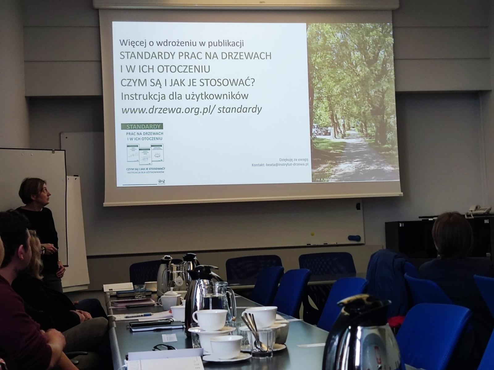 Zdjęcie w galerii na portalu naszraciborz.pl: Standardy ochrony drzew i zieleni miejskiej w procesach inwestycyjnych - szkolenie w ratuszu wiadomości z regionu