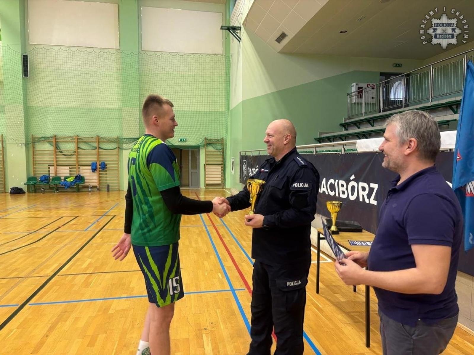 Zdjęcie w galerii na portalu naszraciborz.pl: Siatkarskie zmagania służb mundurowych [FOTO i WIDEO] wiadomości z regionu