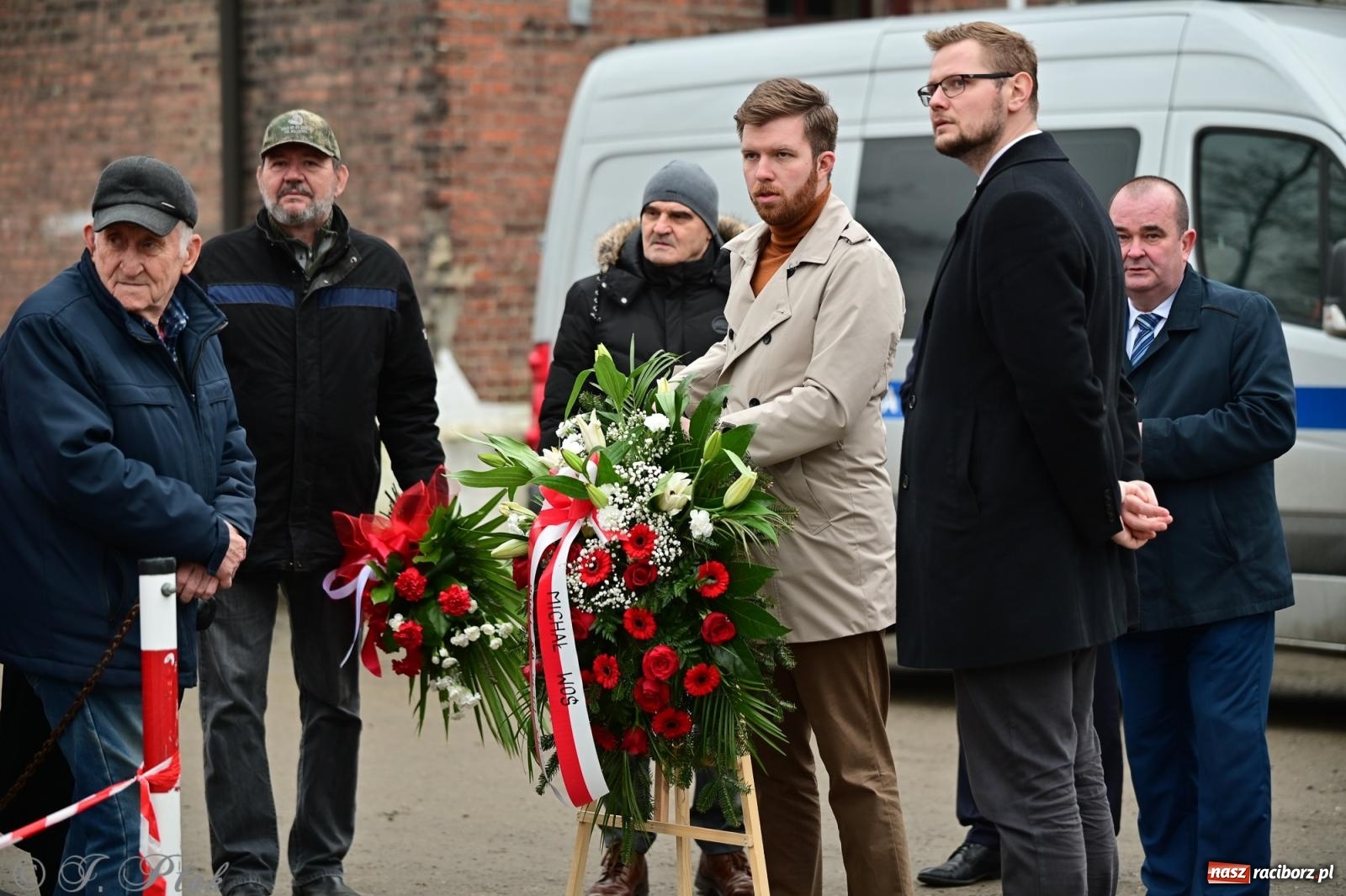 Zdjęcie w galerii na portalu naszraciborz.pl: Skromna uroczystość pod tablicą upamiętniającą ofiary reżimu komunistycznego, więzione w raciborskim ZK wiadomości z regionu