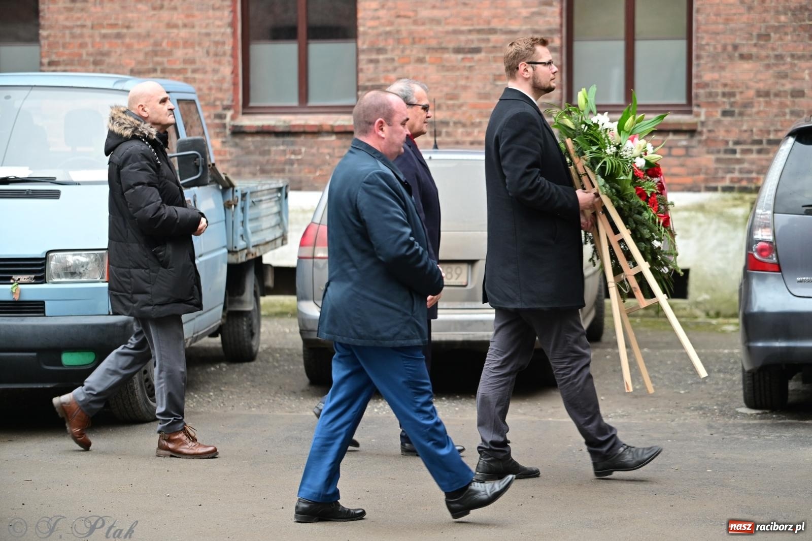 Zdjęcie w galerii na portalu naszraciborz.pl: Skromna uroczystość pod tablicą upamiętniającą ofiary reżimu komunistycznego, więzione w raciborskim ZK wiadomości z regionu