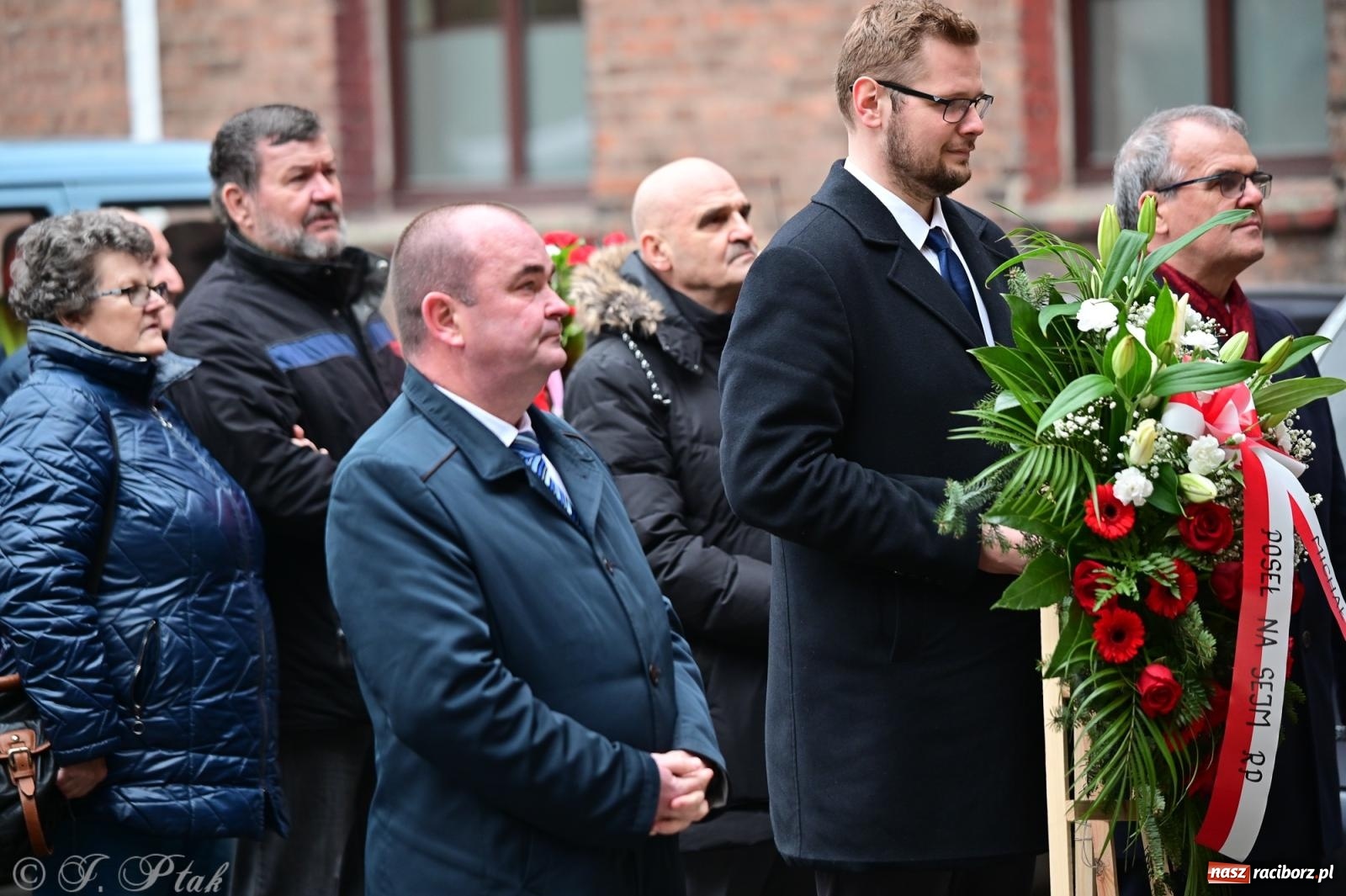 Zdjęcie w galerii na portalu naszraciborz.pl: Skromna uroczystość pod tablicą upamiętniającą ofiary reżimu komunistycznego, więzione w raciborskim ZK wiadomości z regionu