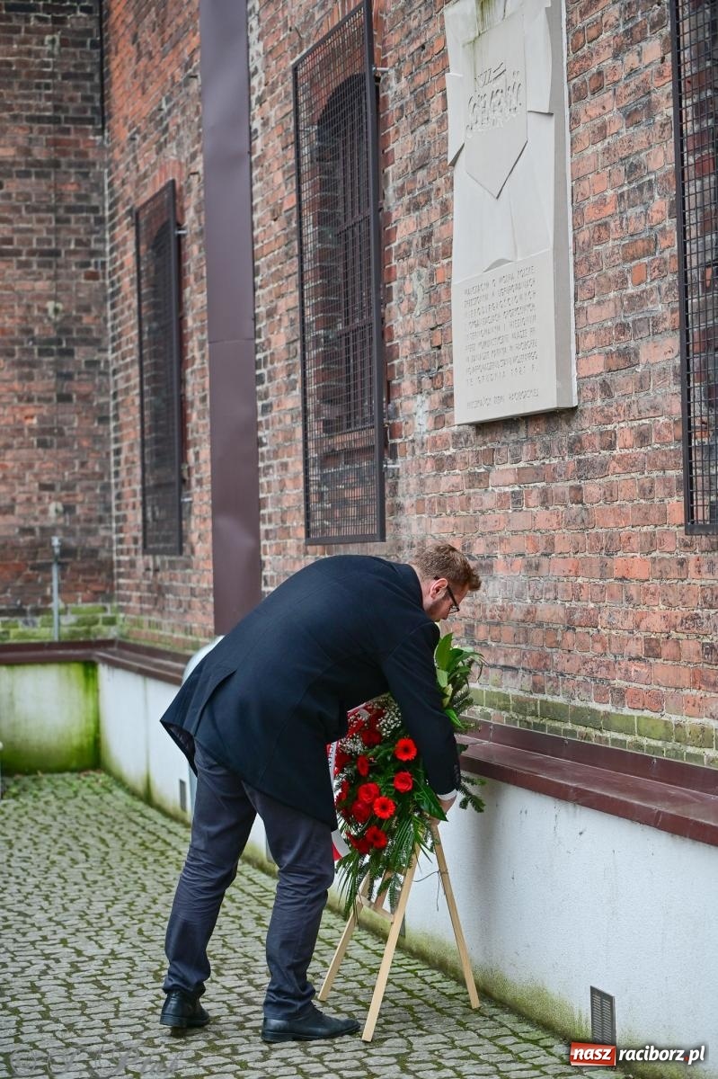 Zdjęcie w galerii na portalu naszraciborz.pl: Skromna uroczystość pod tablicą upamiętniającą ofiary reżimu komunistycznego, więzione w raciborskim ZK wiadomości z regionu