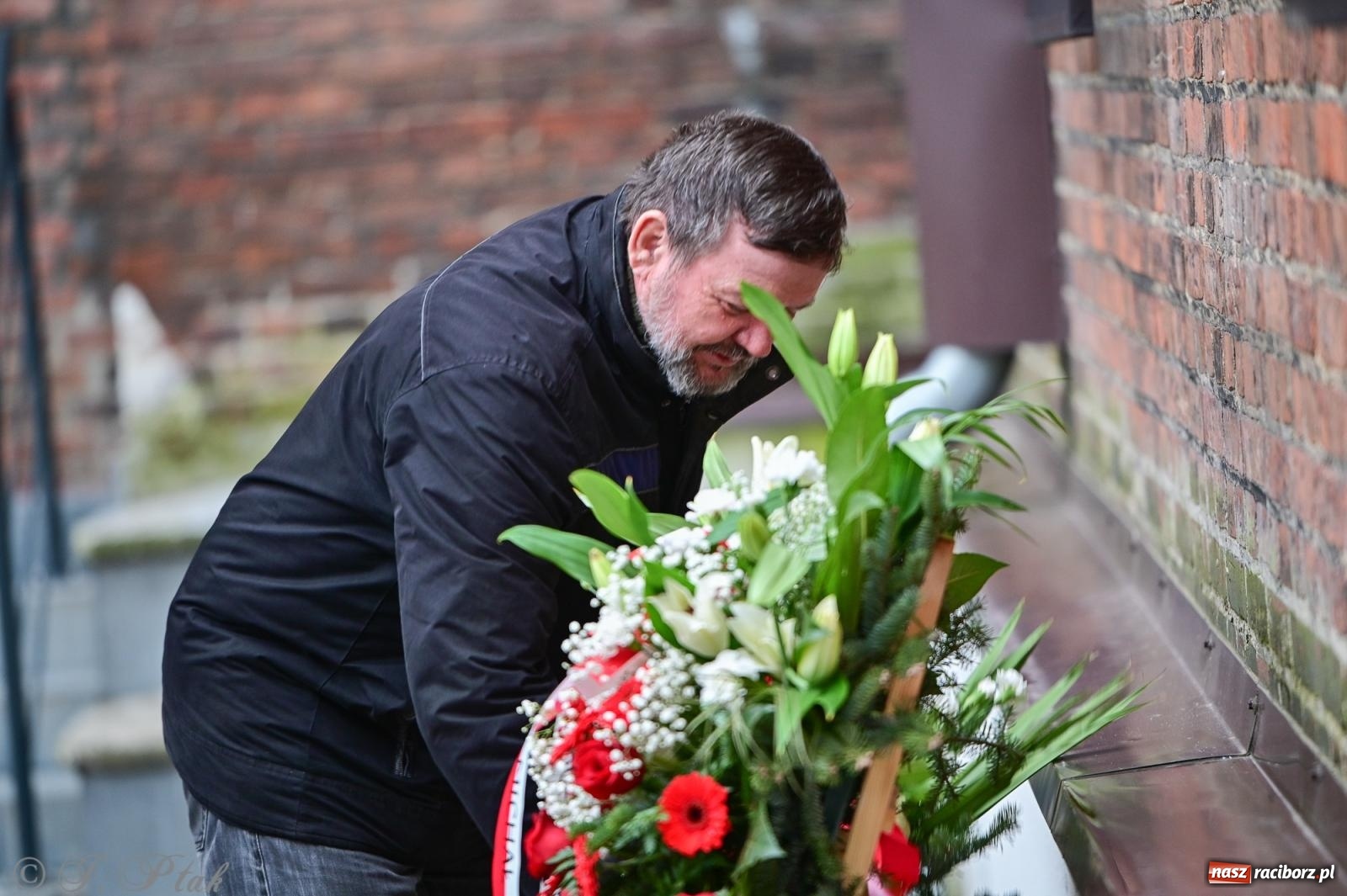 Zdjęcie w galerii na portalu naszraciborz.pl: Skromna uroczystość pod tablicą upamiętniającą ofiary reżimu komunistycznego, więzione w raciborskim ZK wiadomości z regionu