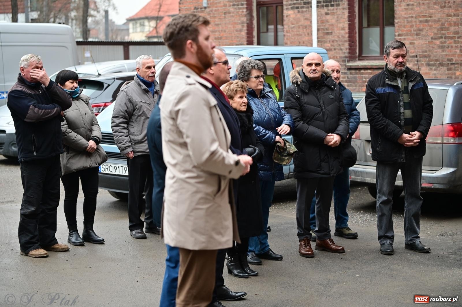 Zdjęcie w galerii na portalu naszraciborz.pl: Skromna uroczystość pod tablicą upamiętniającą ofiary reżimu komunistycznego, więzione w raciborskim ZK wiadomości z regionu