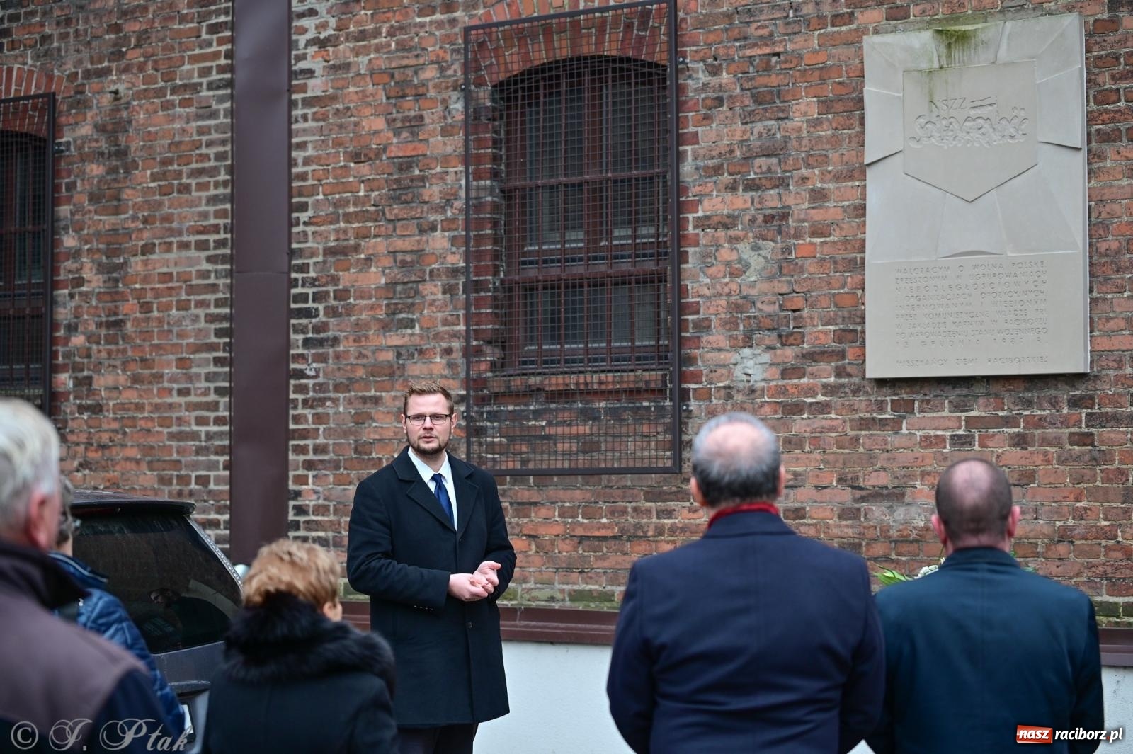 Zdjęcie w galerii na portalu naszraciborz.pl: Skromna uroczystość pod tablicą upamiętniającą ofiary reżimu komunistycznego, więzione w raciborskim ZK wiadomości z regionu
