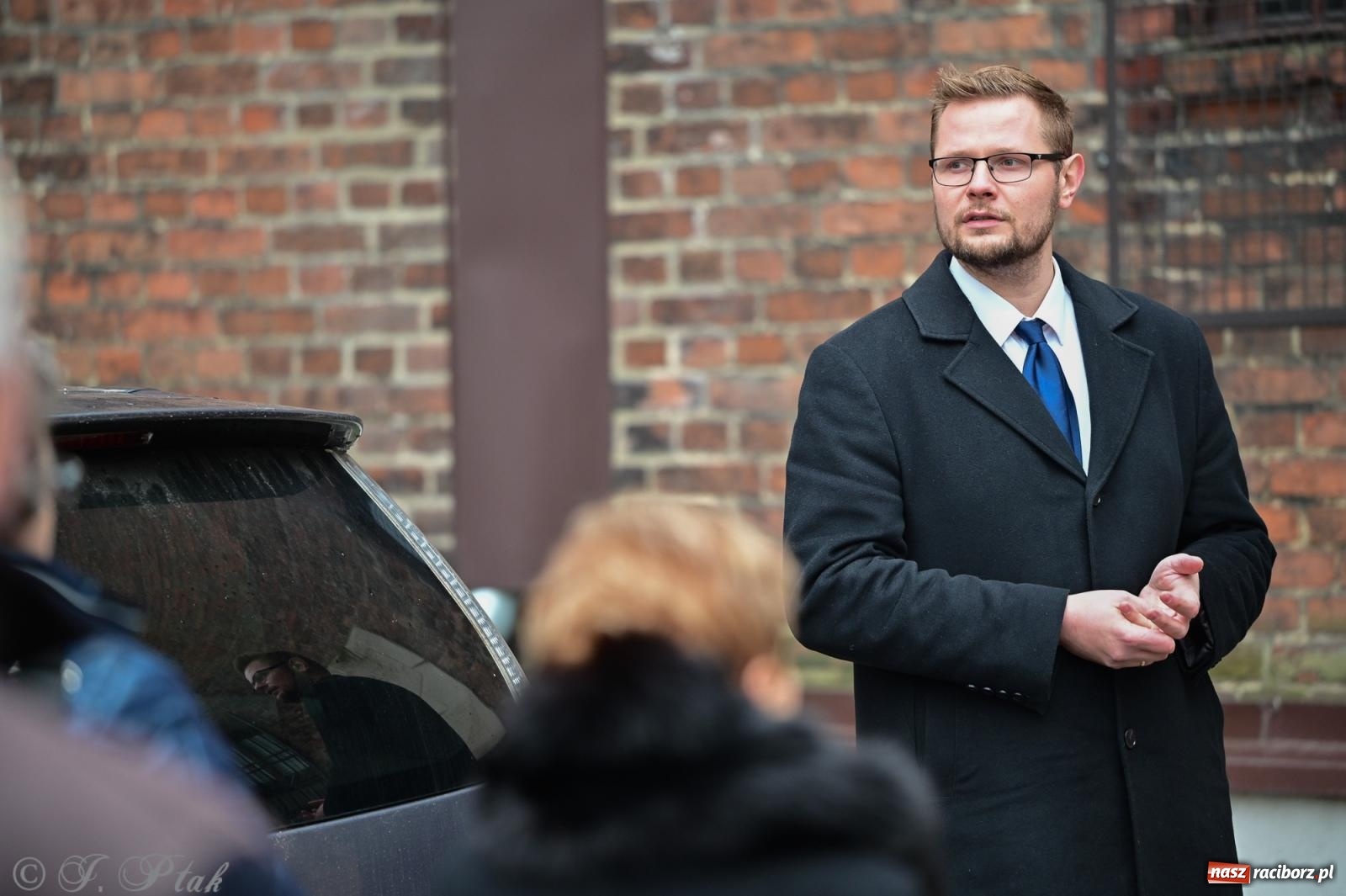 Zdjęcie w galerii na portalu naszraciborz.pl: Skromna uroczystość pod tablicą upamiętniającą ofiary reżimu komunistycznego, więzione w raciborskim ZK wiadomości z regionu