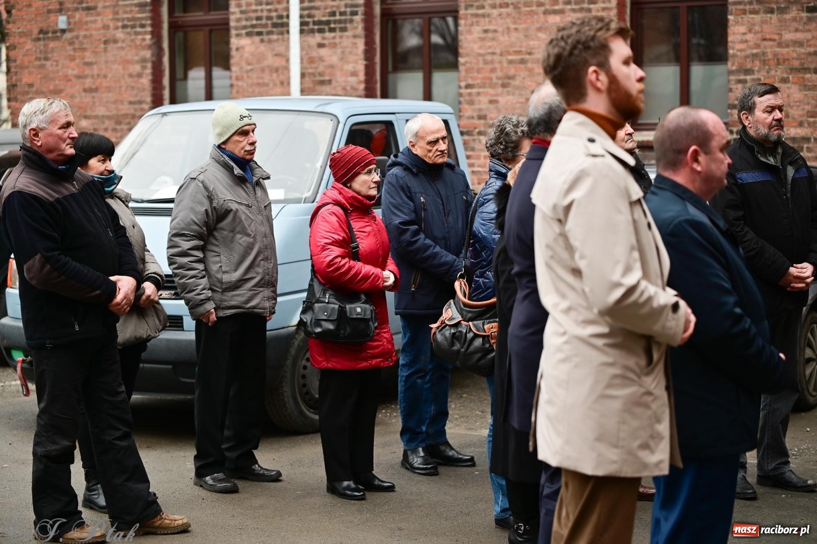 Zdjęcie w galerii na portalu naszraciborz.pl: Skromna uroczystość pod tablicą upamiętniającą ofiary reżimu komunistycznego, więzione w raciborskim ZK wiadomości z regionu