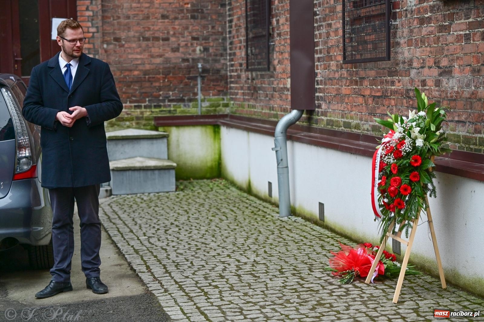 Zdjęcie w galerii na portalu naszraciborz.pl: Skromna uroczystość pod tablicą upamiętniającą ofiary reżimu komunistycznego, więzione w raciborskim ZK wiadomości z regionu
