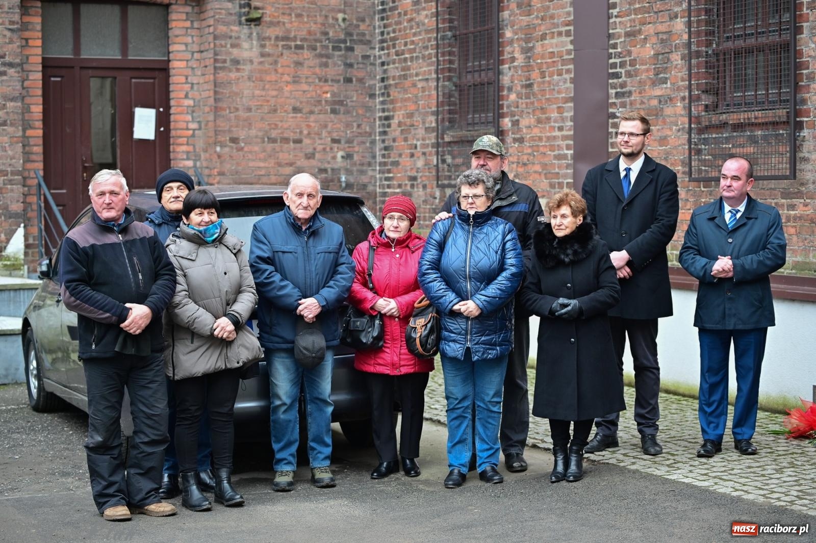 Zdjęcie w galerii na portalu naszraciborz.pl: Skromna uroczystość pod tablicą upamiętniającą ofiary reżimu komunistycznego, więzione w raciborskim ZK wiadomości z regionu