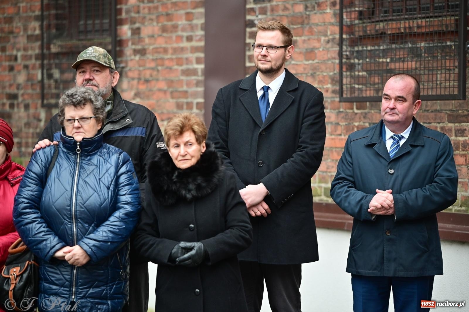 Zdjęcie w galerii na portalu naszraciborz.pl: Skromna uroczystość pod tablicą upamiętniającą ofiary reżimu komunistycznego, więzione w raciborskim ZK wiadomości z regionu
