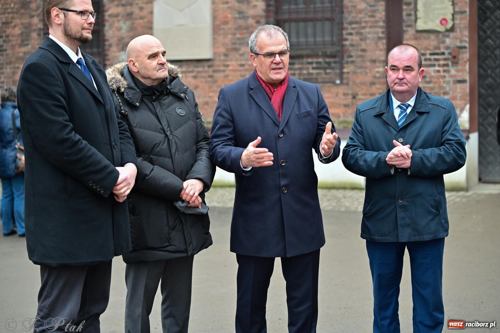 Zdjęcie w galerii na portalu naszraciborz.pl: Skromna uroczystość pod tablicą upamiętniającą ofiary reżimu komunistycznego, więzione w raciborskim ZK wiadomości z regionu