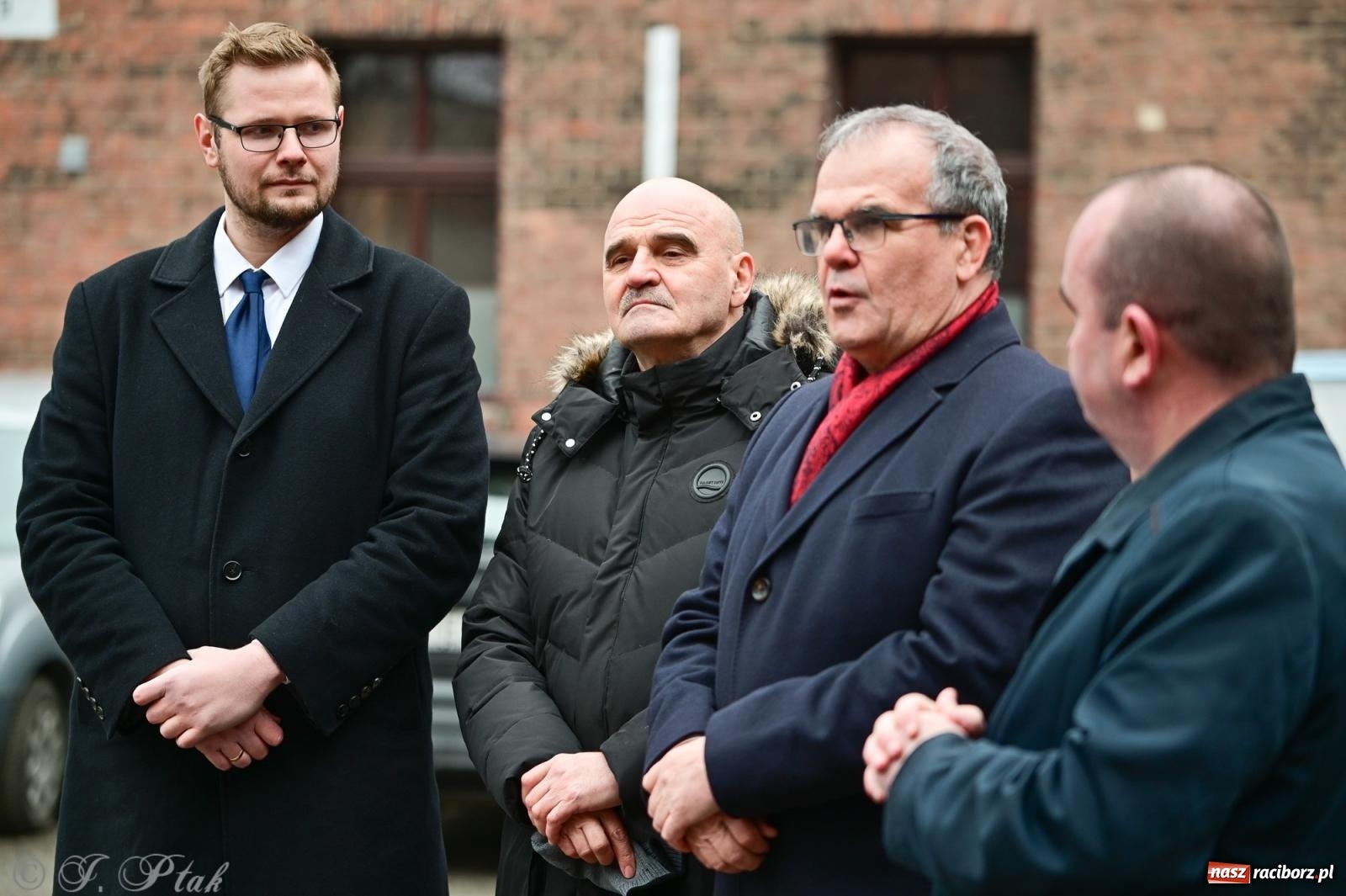 Zdjęcie w galerii na portalu naszraciborz.pl: Skromna uroczystość pod tablicą upamiętniającą ofiary reżimu komunistycznego, więzione w raciborskim ZK wiadomości z regionu