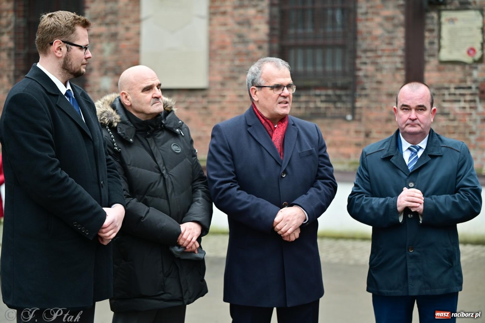 Zdjęcie w galerii na portalu naszraciborz.pl: Skromna uroczystość pod tablicą upamiętniającą ofiary reżimu komunistycznego, więzione w raciborskim ZK wiadomości z regionu