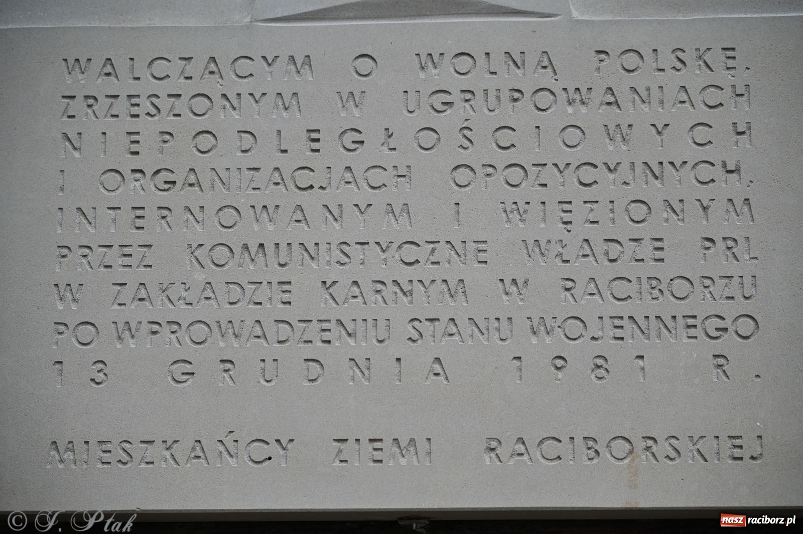 Zdjęcie w galerii na portalu naszraciborz.pl: Skromna uroczystość pod tablicą upamiętniającą ofiary reżimu komunistycznego, więzione w raciborskim ZK wiadomości z regionu