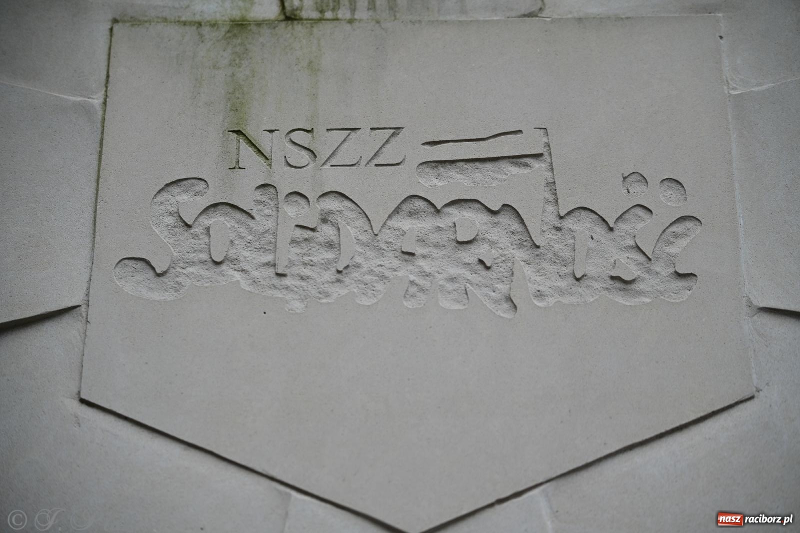 Zdjęcie w galerii na portalu naszraciborz.pl: Skromna uroczystość pod tablicą upamiętniającą ofiary reżimu komunistycznego, więzione w raciborskim ZK wiadomości z regionu