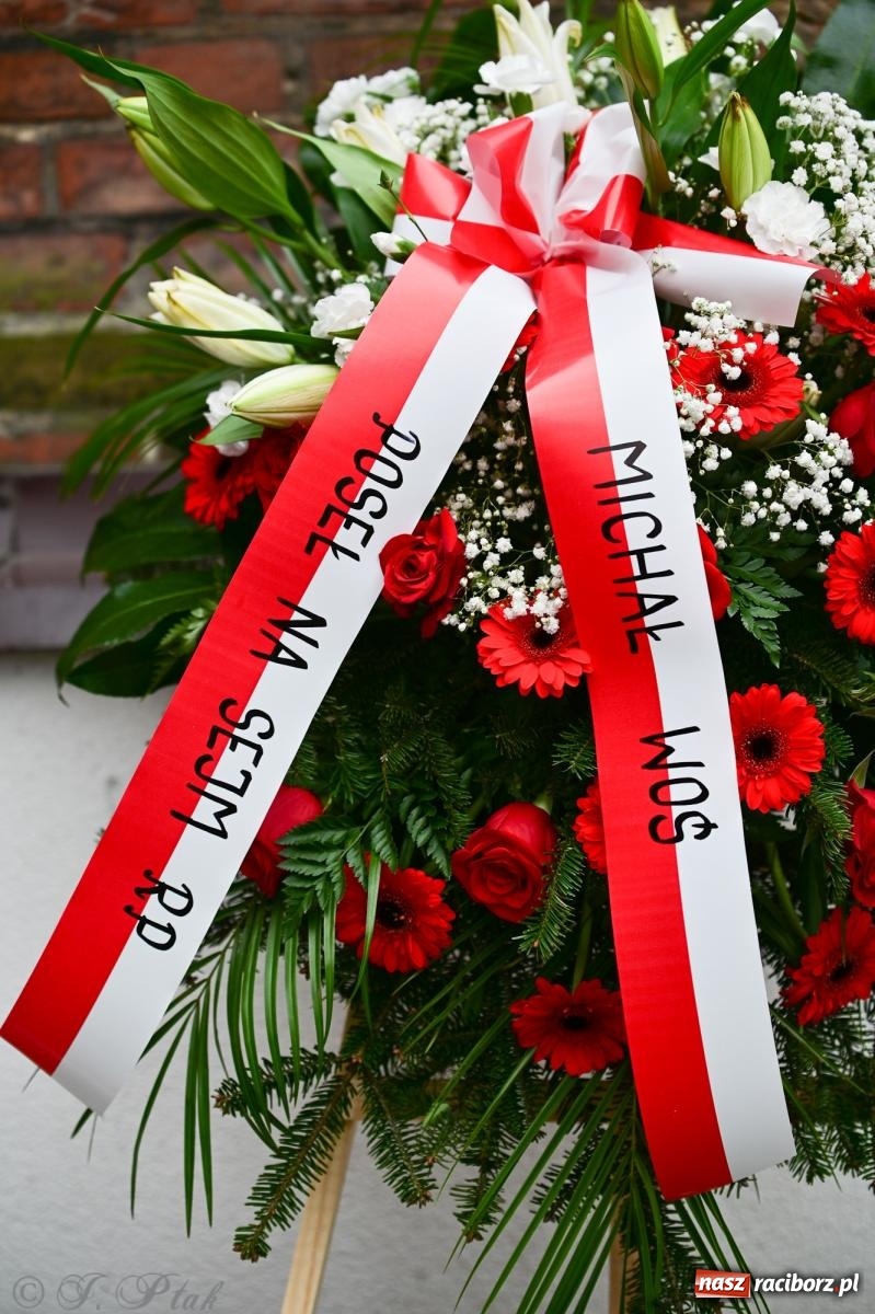 Zdjęcie w galerii na portalu naszraciborz.pl: Skromna uroczystość pod tablicą upamiętniającą ofiary reżimu komunistycznego, więzione w raciborskim ZK wiadomości z regionu