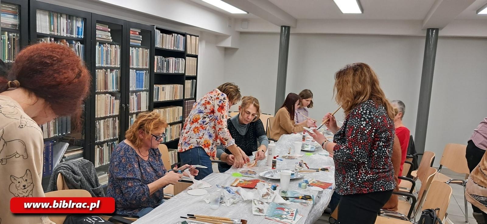 Zdjęcie w galerii na portalu naszraciborz.pl: Biblioteka stroi (się) na Święta, czyli grudniowe warsztaty rękodzieła wiadomości z regionu