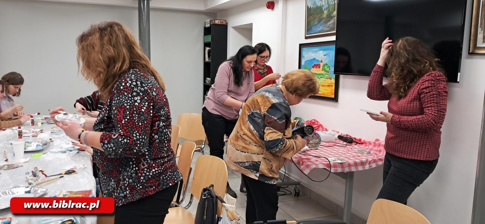 Zdjęcie w galerii na portalu naszraciborz.pl: Biblioteka stroi (się) na Święta, czyli grudniowe warsztaty rękodzieła wiadomości z regionu