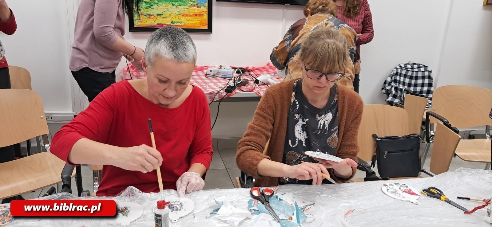 Zdjęcie w galerii na portalu naszraciborz.pl: Biblioteka stroi (się) na Święta, czyli grudniowe warsztaty rękodzieła wiadomości z regionu