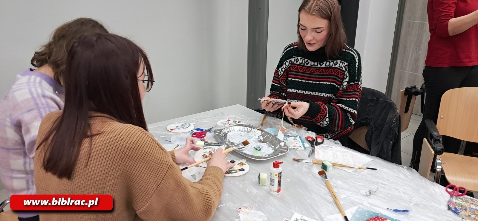 Zdjęcie w galerii na portalu naszraciborz.pl: Biblioteka stroi (się) na Święta, czyli grudniowe warsztaty rękodzieła wiadomości z regionu