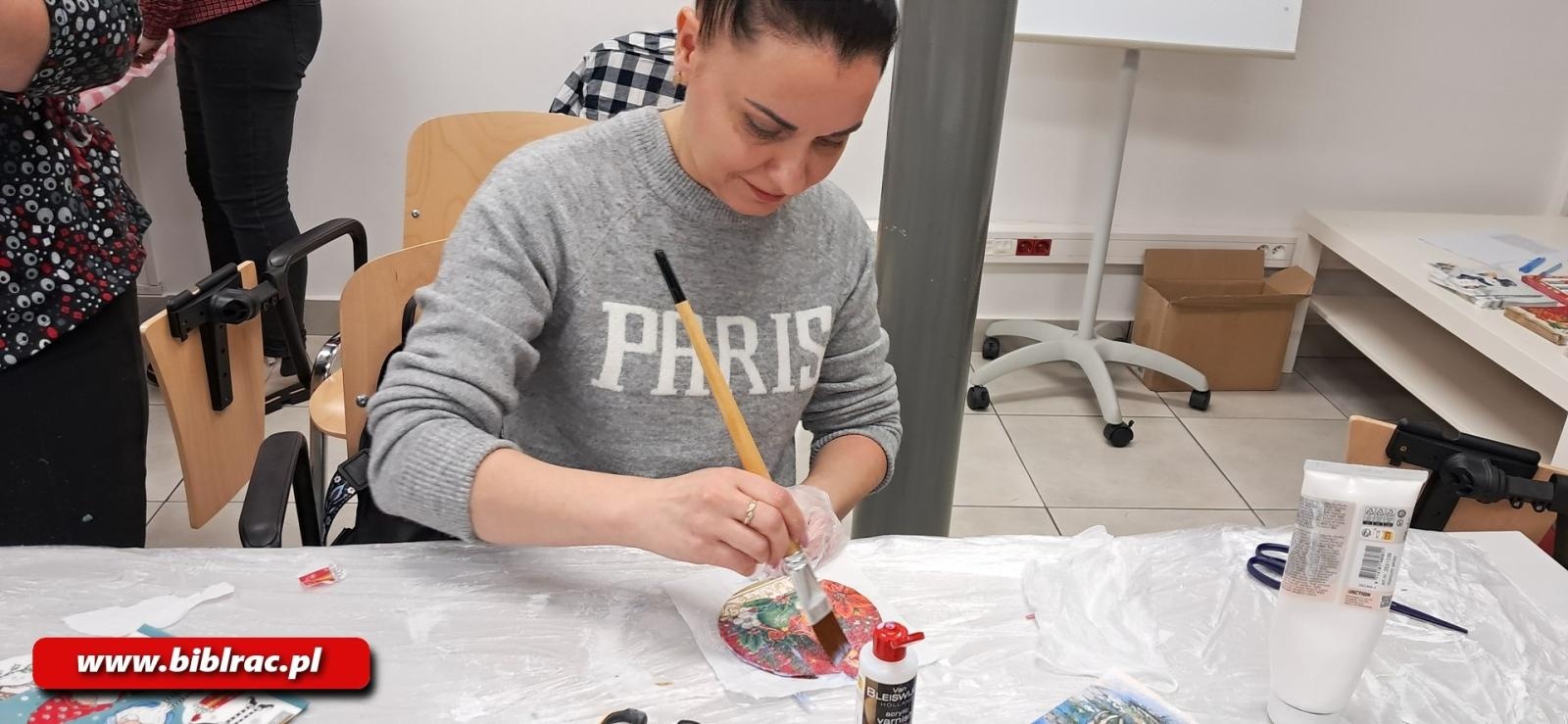 Zdjęcie w galerii na portalu naszraciborz.pl: Biblioteka stroi (się) na Święta, czyli grudniowe warsztaty rękodzieła wiadomości z regionu