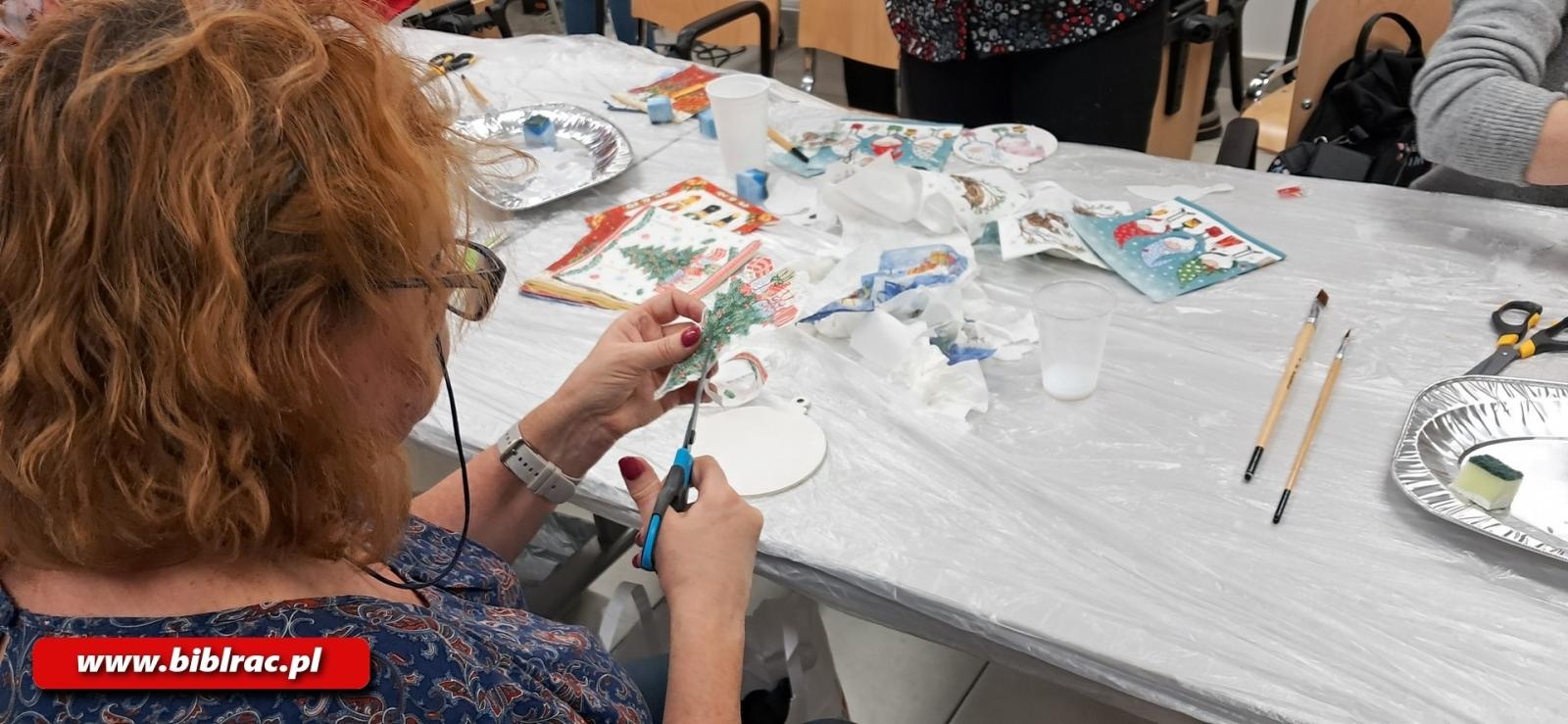 Zdjęcie w galerii na portalu naszraciborz.pl: Biblioteka stroi (się) na Święta, czyli grudniowe warsztaty rękodzieła wiadomości z regionu