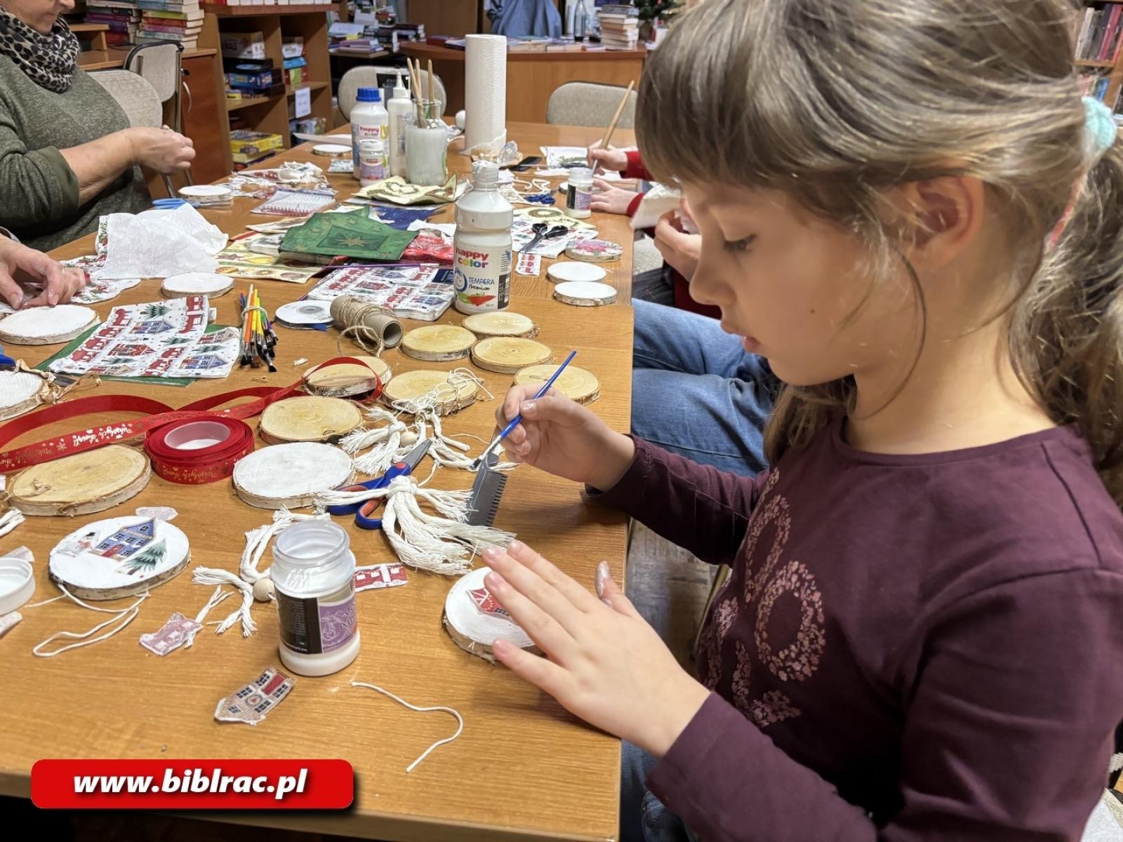 Zdjęcie w galerii na portalu naszraciborz.pl: Biblioteka stroi (się) na Święta, czyli grudniowe warsztaty rękodzieła wiadomości z regionu