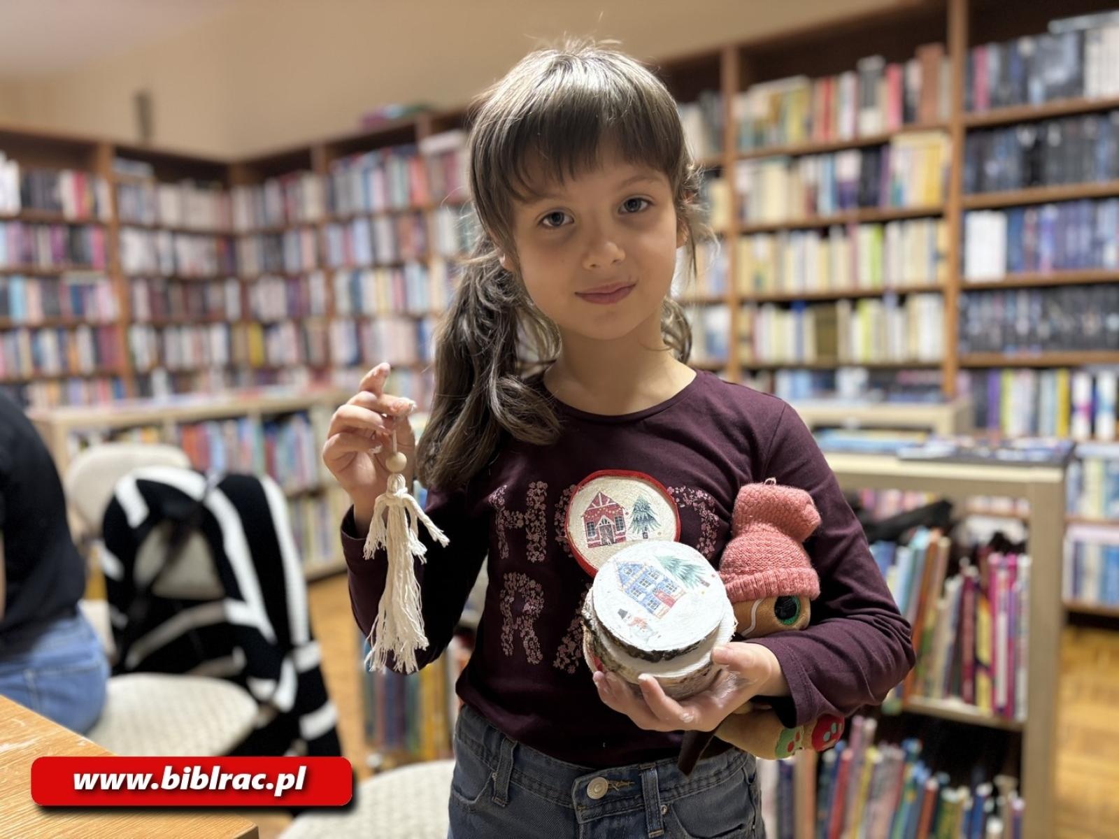 Zdjęcie w galerii na portalu naszraciborz.pl: Biblioteka stroi (się) na Święta, czyli grudniowe warsztaty rękodzieła wiadomości z regionu