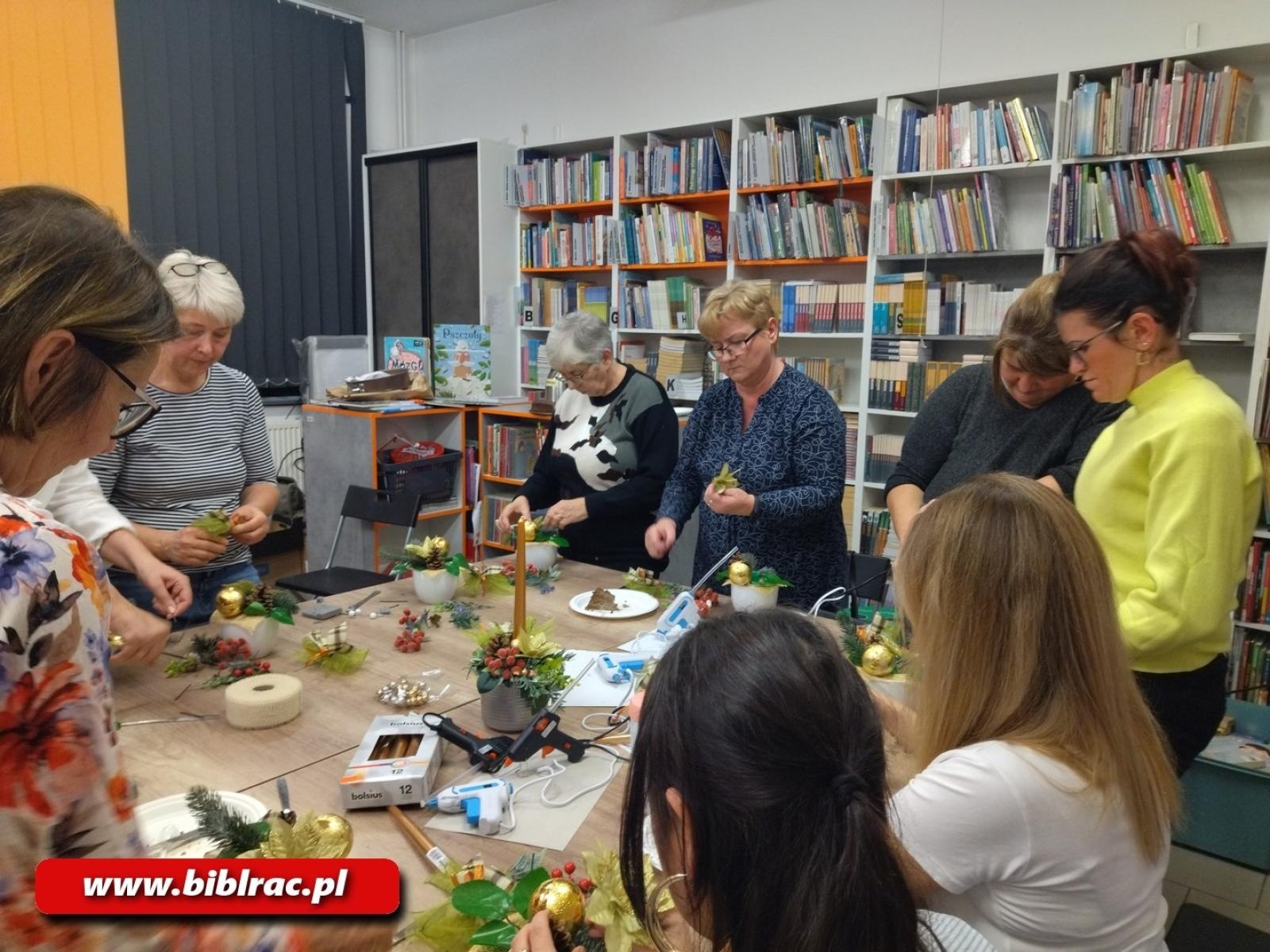 Zdjęcie w galerii na portalu naszraciborz.pl: Biblioteka stroi (się) na Święta, czyli grudniowe warsztaty rękodzieła wiadomości z regionu