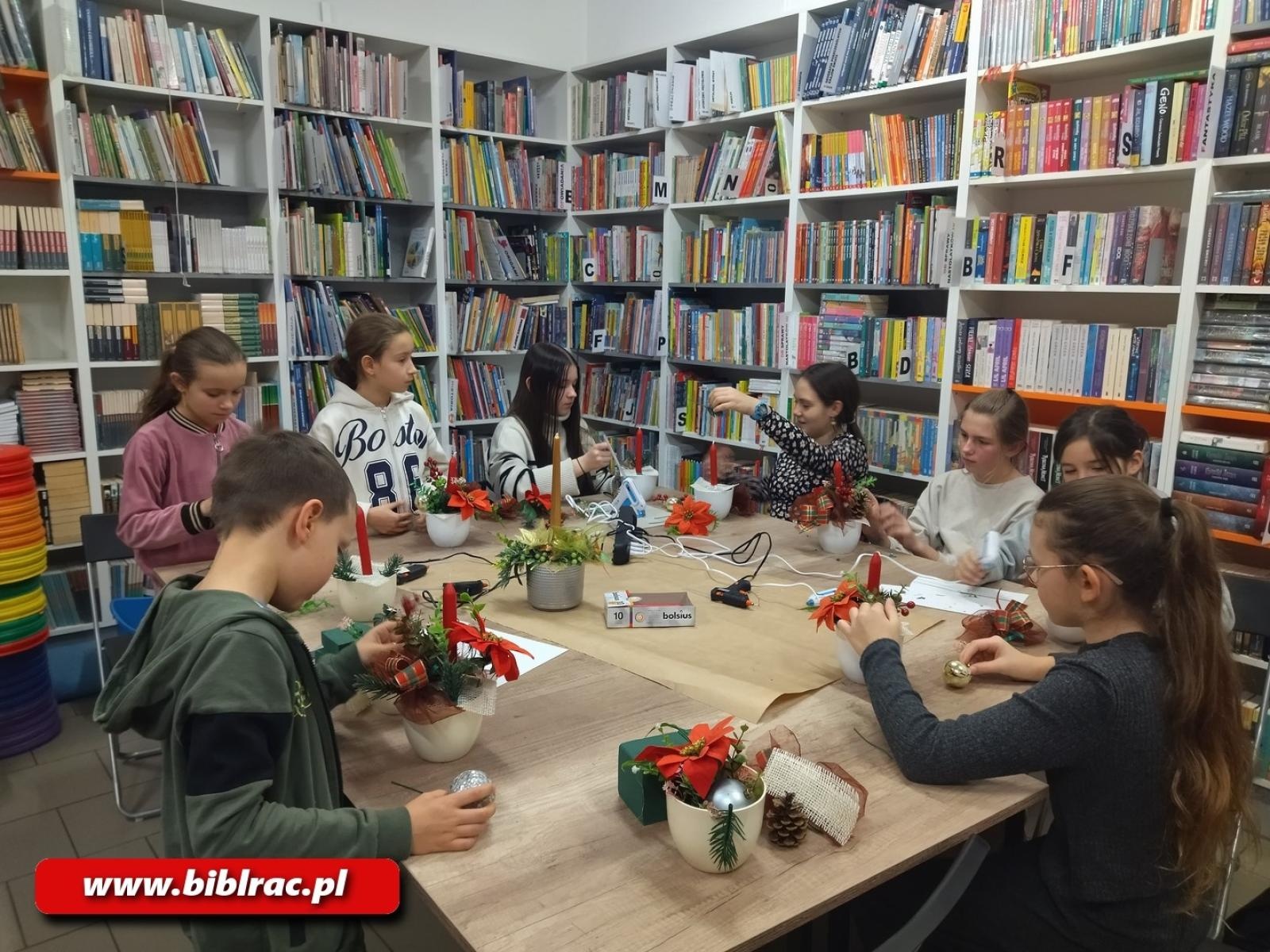 Zdjęcie w galerii na portalu naszraciborz.pl: Biblioteka stroi (się) na Święta, czyli grudniowe warsztaty rękodzieła wiadomości z regionu